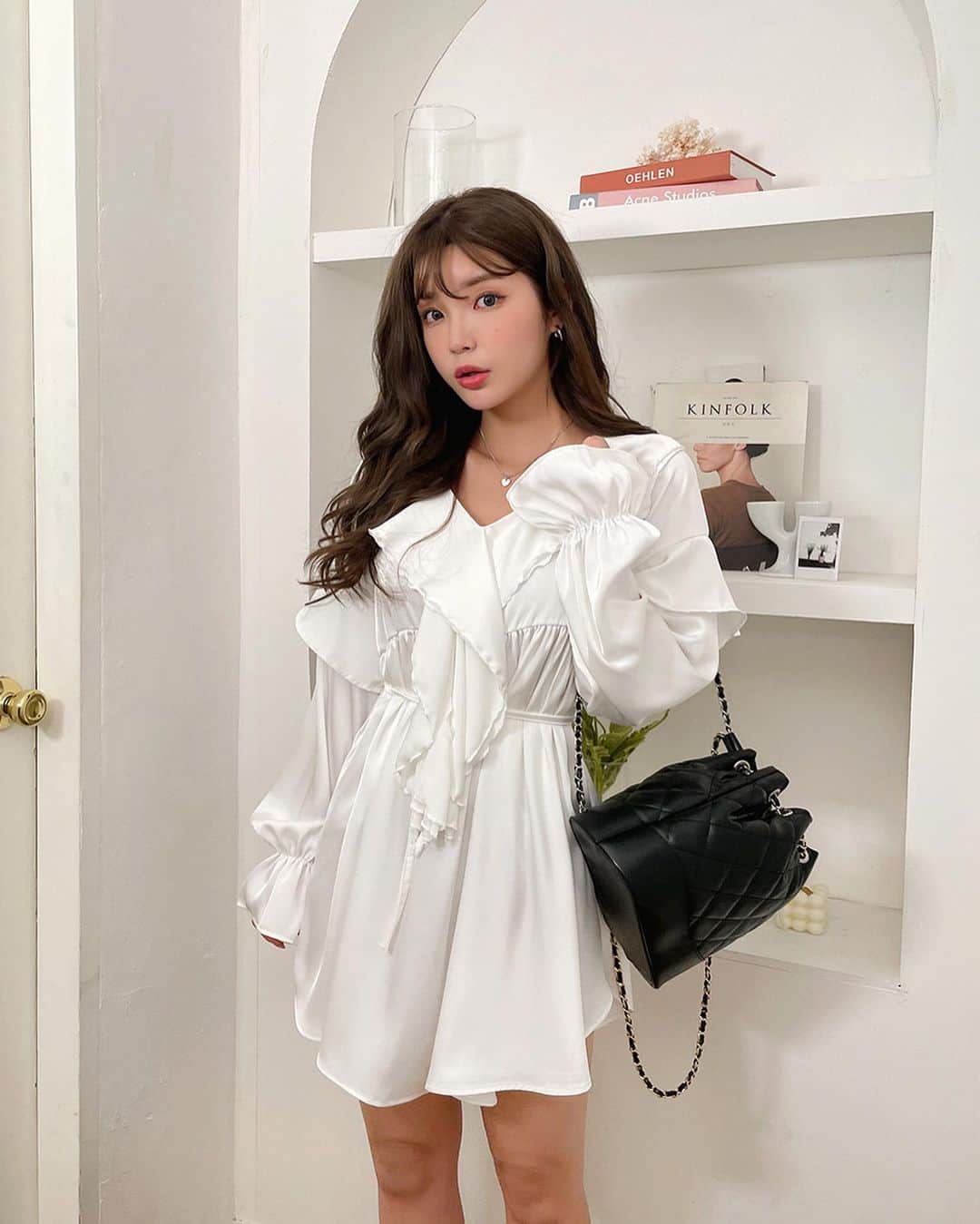 Chuuのインスタグラム：「업뎃 전부터 문의가 많았던 원피스✨  샤랄라🌸 봄이 왔어욤! 프릴 디테일과 새틴 소재로 귀여움 & 페미닌한 매력이 넘치는 셔츠 같은 원피스! 기장이 살짝 짧다고 느껴질 수 있어서 속바지나 반바지 착용은 필수에요🙌🏽 벌써부터 조회수 쭉쭉👍🏽👍🏽  #chuu#츄 #lovely_daily_look_chuu」