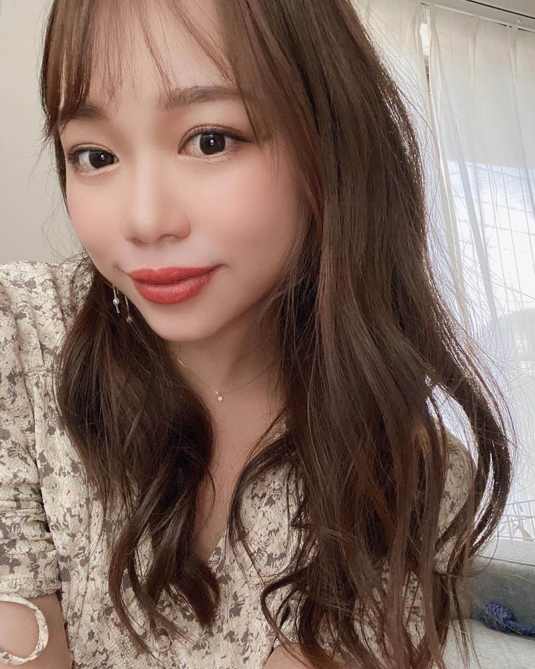のインスタグラム：「この日のGRWM動画、観てくれたかな〜？❤︎ 最近お気に入りのコスメでメイクしてるので ぜひぜひ観てみてくださいU・x・U💄💋  大人っぽいヌーディーメイクが今の気分♫ そろそろ春コスメもチェックしたいな〜☺️  明日は動画上がるのでお楽しみに！✨  ----  着ているワンピースは #SNIDEL ❤︎  #youtuber #youtube #vlog #grwm」