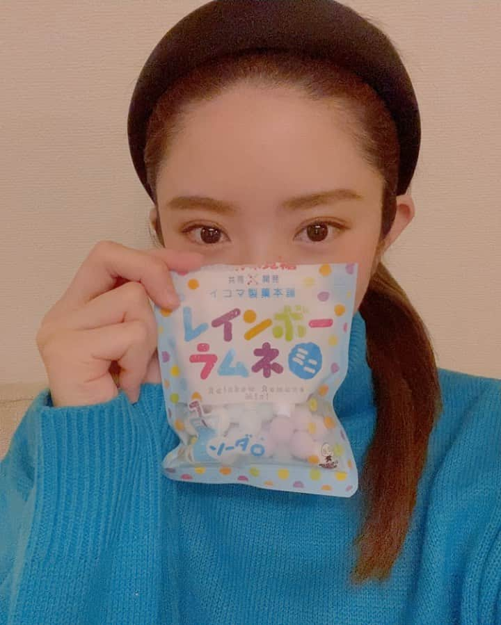 りかみし（みしまりか）のインスタグラム：「完全パケ買い😍❤️﻿ 実はラムネ好きな私です🙋‍♀️﻿ そしてただラムネを食べる動画です笑﻿ ﻿ カラフルで可愛い❤️﻿ ソーダ味買ってみたけどちょっとシュワシュワな感じ？﻿ が美味しかった😍﻿ ﻿ #ラムネ好き﻿ #レインボーラムネ﻿ #味覚糖 #UHA味覚糖﻿ ﻿」