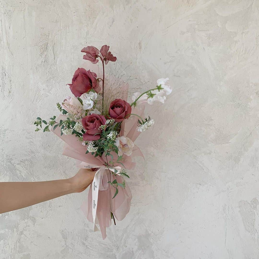 플로리스트 이주연 florist Lee Ju Yeonさんのインスタグラム写真 - (플로리스트 이주연 florist Lee Ju YeonInstagram)「. . 레드장미중 가장 매력적인 블랙티 🤍 예쁜꽃 감사해요 🙏🏻 @flor_stuff_official  . #바네스꽃다발 #빈티지꽃다발 #미니다발  . 订花 WeChat ID vaness_flower 페이팔 결제 가능  클래스상시모집 당일꽃주문가능 . #수업문의 #주문예약 #lesson #Order  Katalk ID vaness52 WeChat ID vaness_flower E-mail vanessflower@naver.com . 서초구 양재천로 123 5층 📞02-545-6813 . #vanessflower #florist #flowershop #handtied #flowerlesson #花束 #바네스플라워 #플로리스트 #꽃다발 #부케 #플로리스트학원 #플라워레슨 #양재동꽃집 #양재역꽃집 #꽃다발주문 #꽃수업 #꽃주문  #대관 #공간대여 #스튜디오대관 #자연광스튜디오 #자연광스튜디오대관 #스튜디오」2月8日 22時11分 - vanessflower