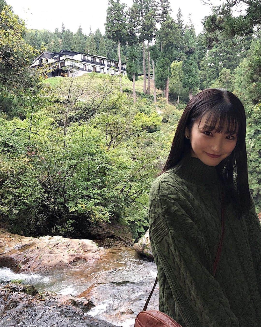 加藤早和子のインスタグラム：「❤︎ まだセーターでお出かけできるくらいには 暖かかった日の1枚😌💭  自然や緑に囲まれると心が浄化するというか 清々しい気持ちになる……  ちなみにこのセーターは一目惚れしたもの🛍 "緑" にハマっていて、最近はついつい 緑色のお洋服を買ってしまいます😂笑  . . #緑 #セーター #大学生 #青山学院大学 #自然 #過去pic  #時差 #時差投稿」