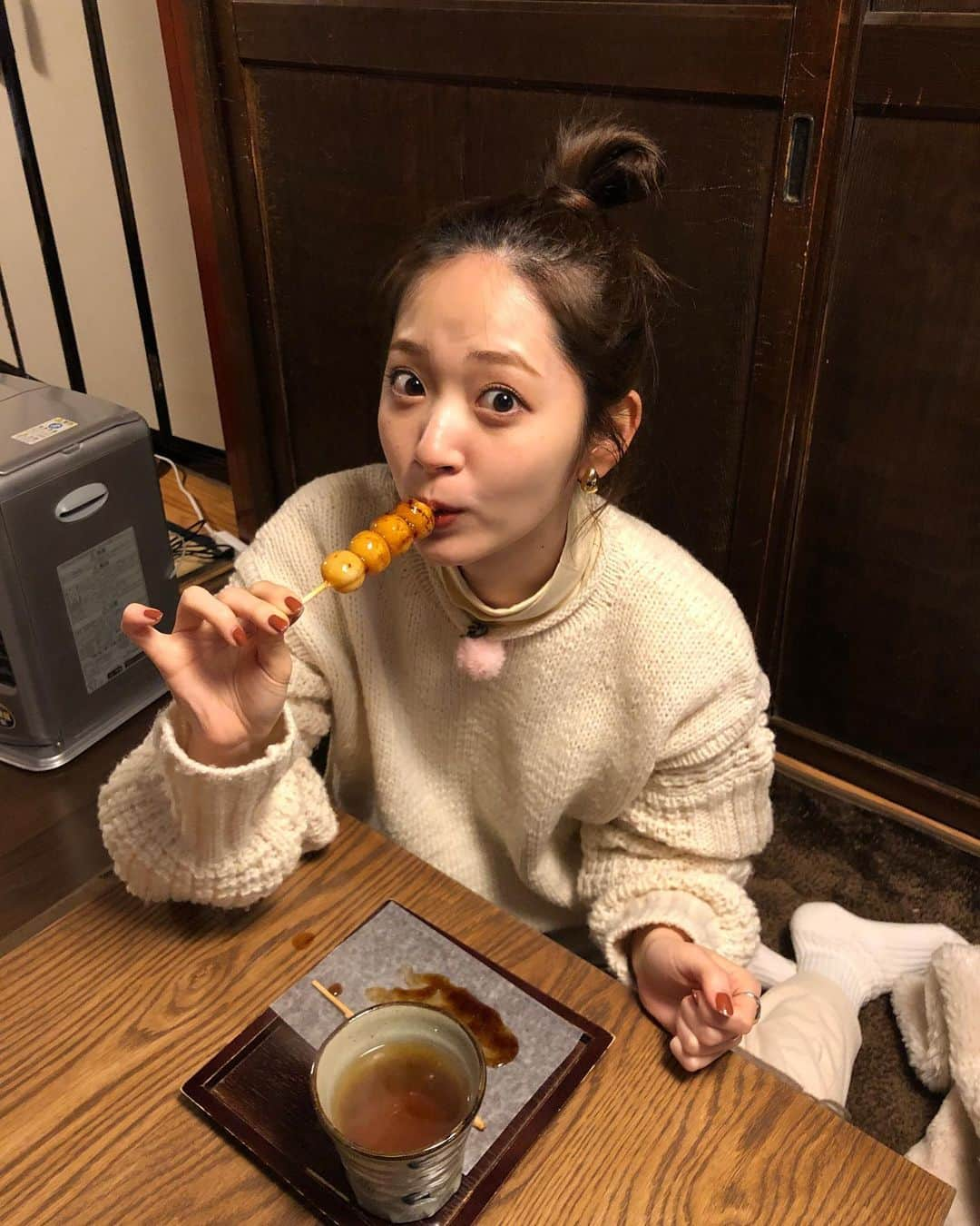 鈴木愛理さんのインスタグラム写真 - (鈴木愛理Instagram)「《明日2/9(火) テレビ出演情報》﻿ ﻿ 📺メ〜テレ 「BomberE」深夜0時53分～﻿ ﻿ 生まれ故郷の岐阜で、新たな魅力を探る旅！﻿ お団子ヘアで絶品みたらし団子を食べる🍡の巻です🥰﻿ ﻿ お邪魔したお店のお団子が美味しすぎて食べすぎました...🤣﻿みたらしも当たり前に美味しいし、餡子のやつなんかはもう初体験すぎてフワフワもちもちでした🥺もう食べたい🥺 ﻿ 是非チェックしてくださいね❤︎﻿ ﻿ #BomberE﻿ #鈴木愛理」2月8日 22時06分 - airisuzuki_official_uf