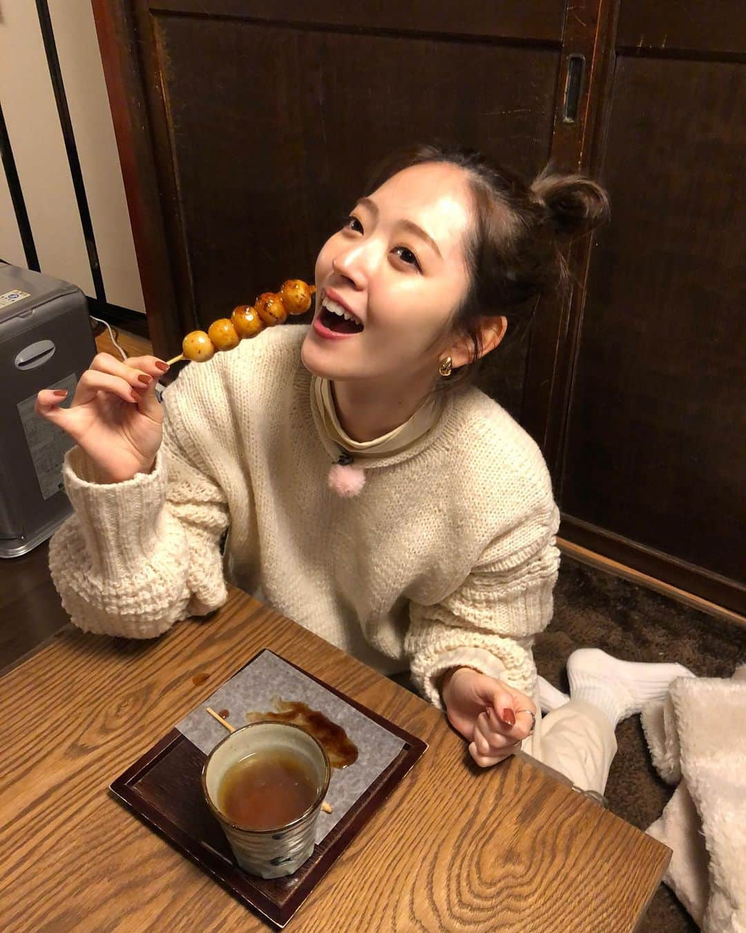 鈴木愛理さんのインスタグラム写真 - (鈴木愛理Instagram)「《明日2/9(火) テレビ出演情報》﻿ ﻿ 📺メ〜テレ 「BomberE」深夜0時53分～﻿ ﻿ 生まれ故郷の岐阜で、新たな魅力を探る旅！﻿ お団子ヘアで絶品みたらし団子を食べる🍡の巻です🥰﻿ ﻿ お邪魔したお店のお団子が美味しすぎて食べすぎました...🤣﻿みたらしも当たり前に美味しいし、餡子のやつなんかはもう初体験すぎてフワフワもちもちでした🥺もう食べたい🥺 ﻿ 是非チェックしてくださいね❤︎﻿ ﻿ #BomberE﻿ #鈴木愛理」2月8日 22時06分 - airisuzuki_official_uf