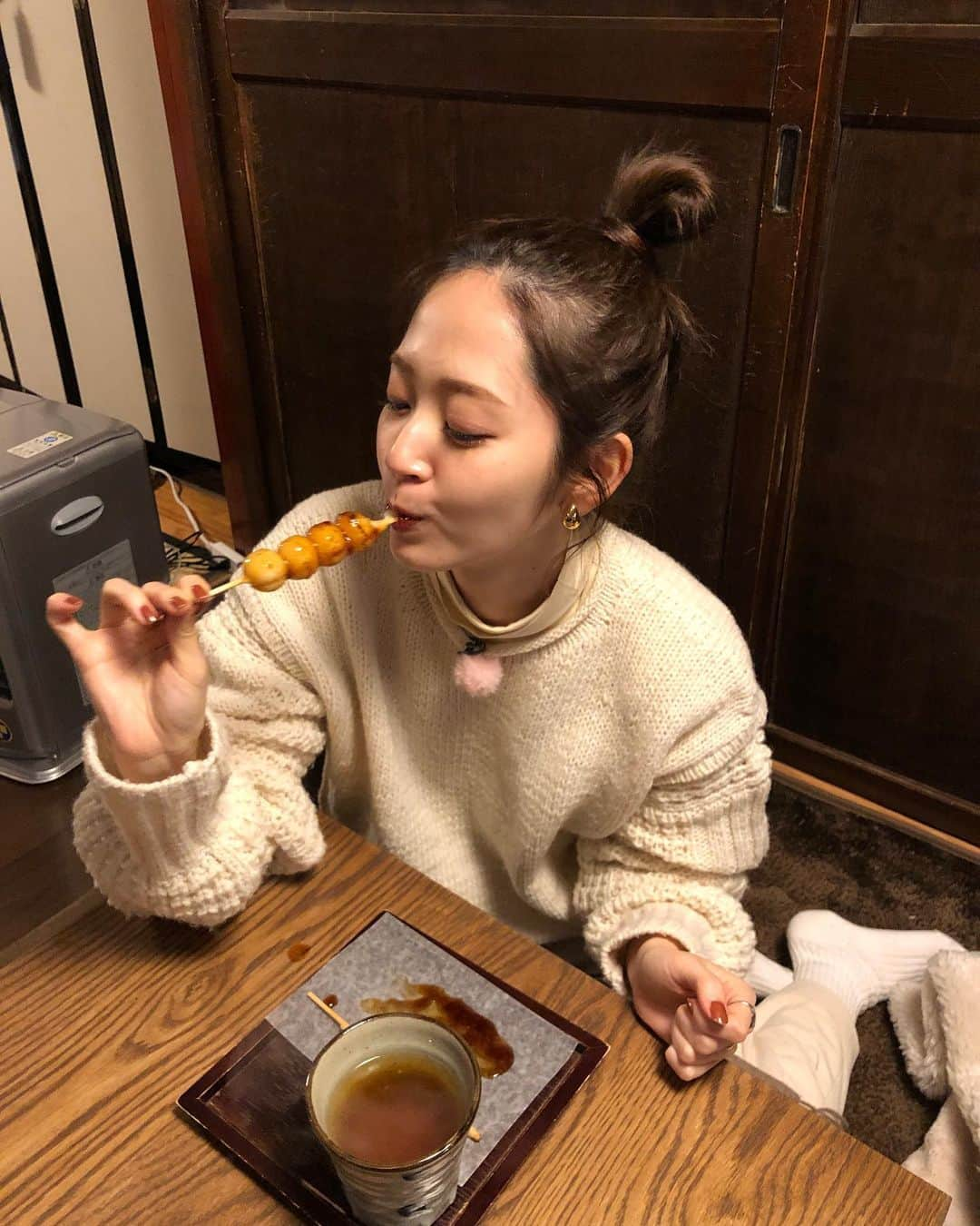 鈴木愛理さんのインスタグラム写真 - (鈴木愛理Instagram)「《明日2/9(火) テレビ出演情報》﻿ ﻿ 📺メ〜テレ 「BomberE」深夜0時53分～﻿ ﻿ 生まれ故郷の岐阜で、新たな魅力を探る旅！﻿ お団子ヘアで絶品みたらし団子を食べる🍡の巻です🥰﻿ ﻿ お邪魔したお店のお団子が美味しすぎて食べすぎました...🤣﻿みたらしも当たり前に美味しいし、餡子のやつなんかはもう初体験すぎてフワフワもちもちでした🥺もう食べたい🥺 ﻿ 是非チェックしてくださいね❤︎﻿ ﻿ #BomberE﻿ #鈴木愛理」2月8日 22時06分 - airisuzuki_official_uf