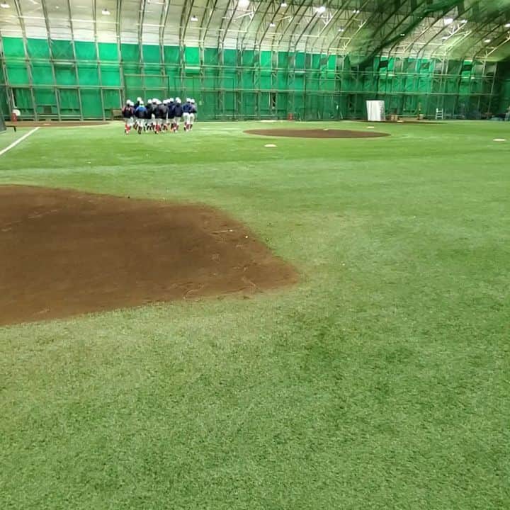 のインスタグラム：「今日は選抜された6年生クラススクールでした❗  最初に足や列を合わせてジョギングさせてます✨  ONとOFFをしっかりするためです😃ジョギングは最初に行うメニューなので、始まる前の気持ちのまま練習に入ると怪我にも繋がりますからね💦  やるときはやる‼️楽しむときは楽しむ😄  #楽天イーグルス #楽天イーグルスアカデミー #スペシャル6年生クラス #野球#アップ#ジョギング#rakuteneagles#プロ野球」