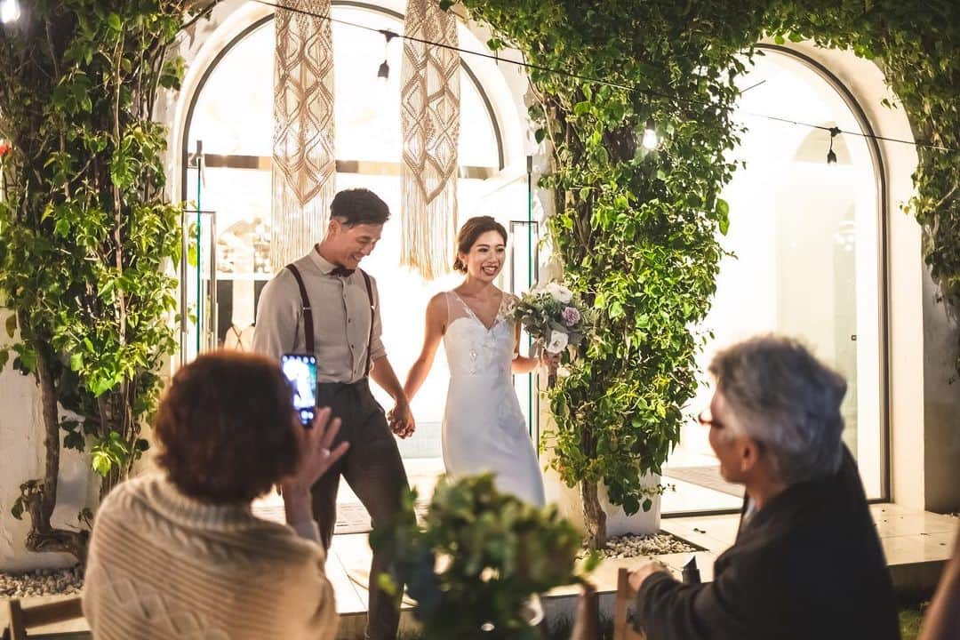 H.I.S. ウェディング（エイチ・アイ・エス）さんのインスタグラム写真 - (H.I.S. ウェディング（エイチ・アイ・エス）Instagram)「≪🌸本日の花嫁🌸≫ . この式場を選んだ理由  🤵‍♂️👰‍♀️アットホームなリゾ婚を理想としており、 挙式のみではなく、少しの歓談の時間や、できればBBQなどをできるところを探していたので、イルドレがピッタリだと思ったためです⭐️  ーWEDDINGー Wedding at  イルドレ Time 17:30 Plan ヒトトキ　 Photografer ラヴィファクトリーKETA @okinawa_laviephotography @ke_ta.photography  Place #仲泊ビーチ #ビオスの丘 Bride:@r.c_wedding  アンケートにご協力くださいました新郎新婦様、 誠にありがとうございました🙌🌟  ──────────────────── 挙式を終えられた新郎新婦さまの加工なしのリアルなお写真です🥰  式場選びのご参考にされてみてくださいね🕊 ────────────────────  . ⭐️〜お得情報〜⭐️ [初夢フェア開催中🌈]  人気の沖縄や国内を中心に2021年の挙式がお得に❗️  🆕国内前撮りや、軽井沢、北海道をはじめ全国の国内挙式もお得にできるプランをご用意しています🌼💗  詳しくは、TOPのプロフィールよりホームページをご覧ください🖥 @his_wedding  . . ‥‥‥‥‥‥‥‥‥‥‥‥‥‥‥‥‥‥‥‥‥‥‥‥‥‥‥‥‥‥‥‥ . ▶︎ハッシュタグのあとに「チャペル名his」 で検索してみてね！ HISの先輩花嫁のお写真が見られるよ🕊 . . ▶︎みなさんのご質問にお答えします♡ 『海外挙式ってどんな感じ？』 『予算は？』 『準備期間は？』 『まずどうしたらいいの？』 など、疑問や質問があればコメント欄に入れてね😉❣️ お答えしていくよ♪ . ▶︎HISで挙式をされた花嫁さんは　#his卒花  とハッシュタグを入れてね！ こちらで紹介してもいいよ、という方はDMお待ちしてます♪ . ──────────────────── #hisウェディング #沖縄ウェディング  #リゾート婚 #リゾート挙式 #リゾートウェディング #結婚式準備 #プレプレ花嫁 #幸せバトン #日本中のプレ花嫁さんと繋がりたい #沖縄花嫁 #沖縄結婚式 #2021春婚 #2021秋婚 #プロポーズ #理想の結婚式  #his花嫁 #沖縄挙式準備 #撮影ポーズ #沖縄好きな人とつながりたい #式場探し出し中 #沖縄ウェディングフォト#リゾ婚 #フォトスポット #イルドレhis #ガーデンウェディング　#沖縄ガーデンウェディング」2月8日 22時07分 - his_wedding