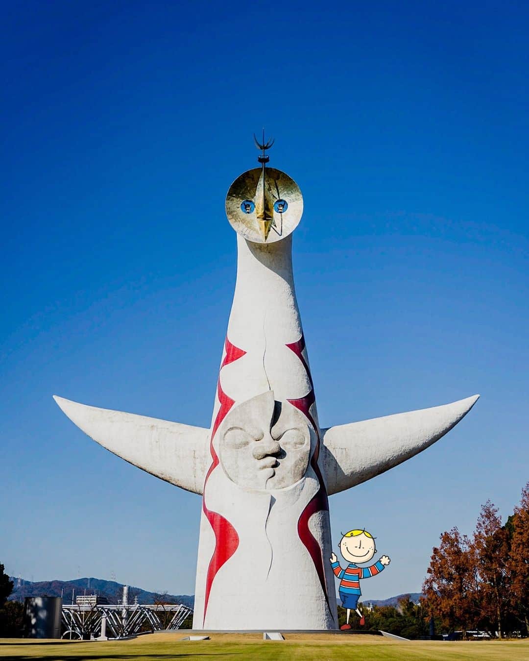 Osaka Bob（大阪観光局公式キャラクター）さんのインスタグラム写真 - (Osaka Bob（大阪観光局公式キャラクター）Instagram)「The Tower of the Sun looks out over Osaka from Expo Park ☀️  万博公園から大阪の街を見守る太陽の塔☀️ いつみても不思議な雰囲気に引き込まれるなぁ。。。  ————————————————————— #maido #withOsakaBob #OSAKA #osakatrip #japan #nihon #OsakaJapan #大坂 #오사카 #大阪 #Оsака #Осака #โอซาก้า  #太陽の塔 #Expo70commemorativepark #大阪観光 #sightseeing」2月8日 22時07分 - maido_osaka_bob