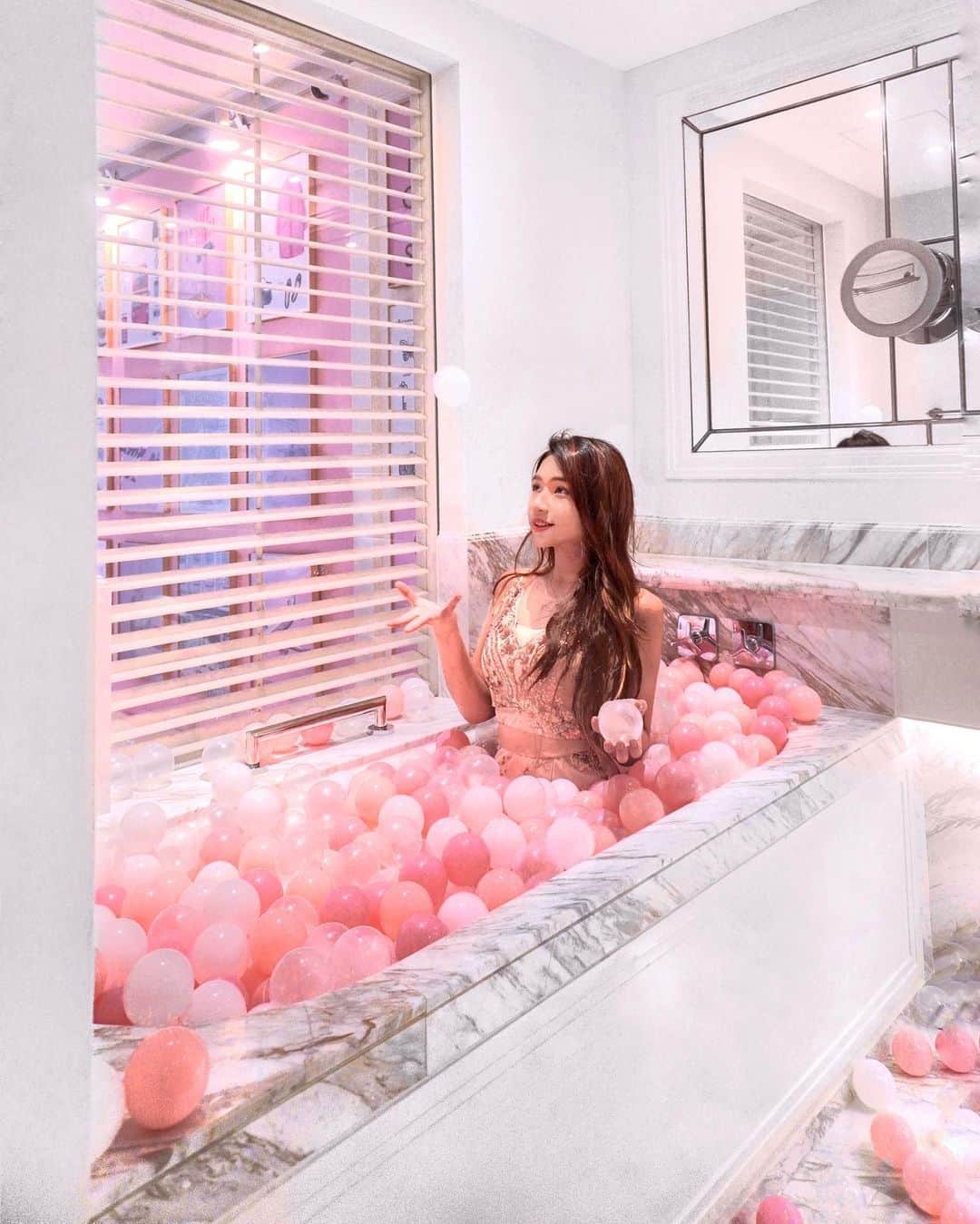 Moanna S.のインスタグラム：「PINK BUBBLE BATH 🔮🛀✨  get on board The Langham flight✈️ with the pink boarding pass to London, explore two very elegantly decorated British theme rooms, and enjoy British cuisines. #lovinglangham #langhamhk #langhamstaycation」