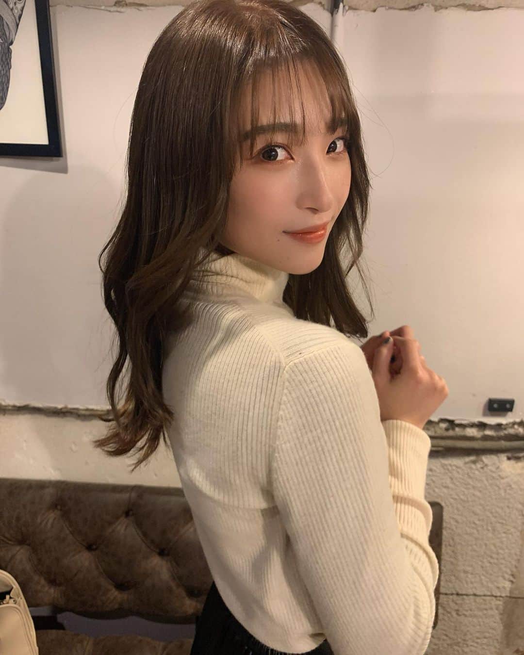 のインスタグラム：「. 最近の髪の毛事情💇‍♀️ . #tokioトリートメント  っていうトリートメントに出会ってからめちゃ髪の毛再生しまくってます👏❤︎ . 乾燥する時期にもしっとりして ありがたや〜〜〜🙏 . . この前は #メローアッシュ　という色味にしていただきました💐 . . またまたレイヤーを入れてもらって これから巻き方のアレンジも増えそうで楽しみー❤︎ . . @dumbo_kenta  さん ありがとうございましたー！❤︎ . . #サロン　#恵比寿　#レイヤーカット #トリートメント　#ヘアケア　#アッシュカラー #DUMBO」