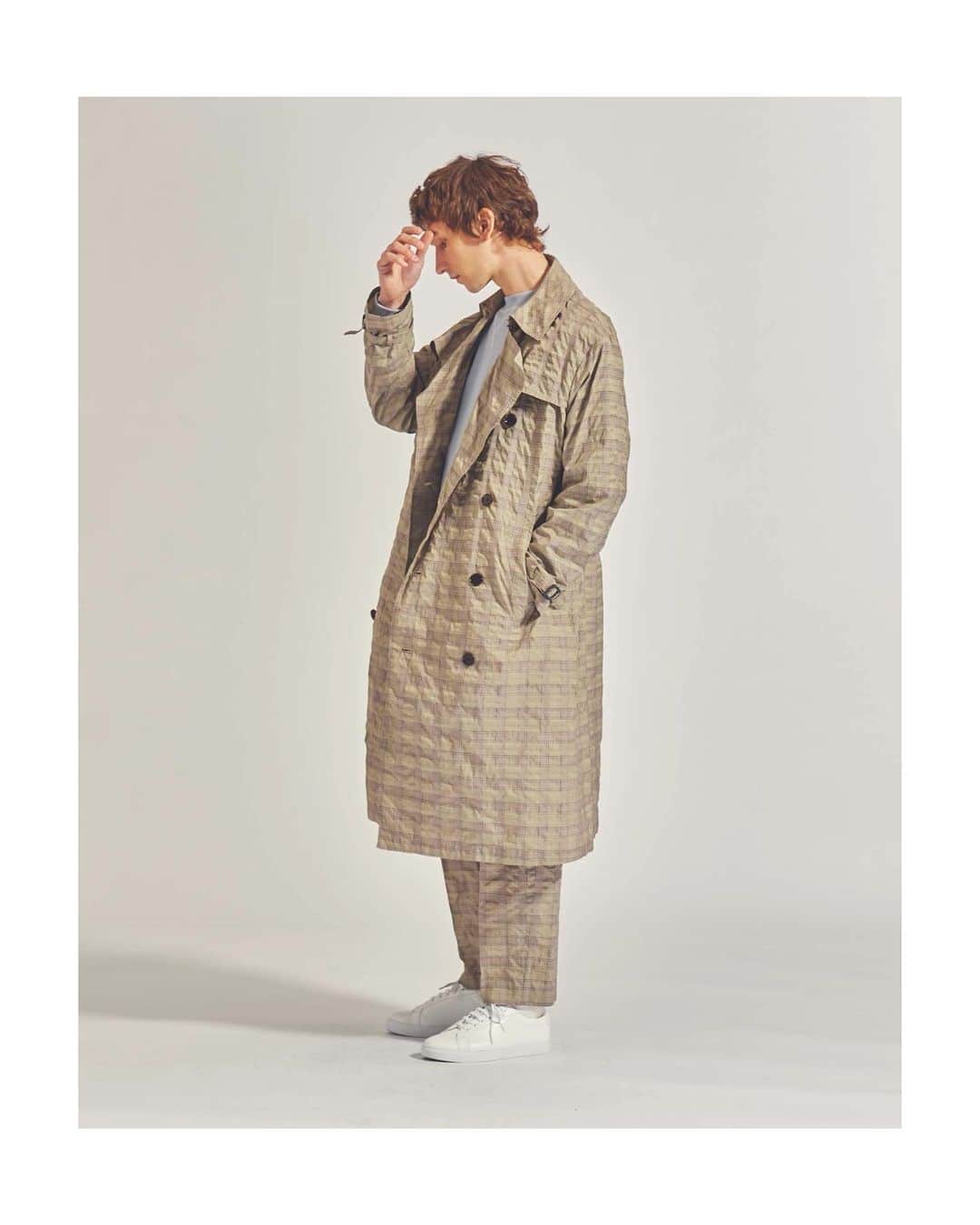 のインスタグラム：「CHECK TRENCH COAT CAVE(ケイブ)という空洞の多い特殊繊維を使用しているため、表面感ある表情に。 オーバーサイズデザインでありながら、空洞の多い繊維のため、非常に軽く着心地の良い仕上がり。 オーバーサイズのジャケットやアウターの上からもストレスなく着ることのできるサイジングとロングなレングスで程良い抜け感も。  同素材でジャケット、パンツもあり、セットアップの着用でまとまりのあるコーディネートが楽しめます。  LOVELESS 2021 Springコレクション第一弾が2/10(水)より各ショップ及びオンラインストアで発売いたします。是非ご期待ください。  #loveless #21ss #loveless_men  #loveless_select #springcoat #springfashion #checkcoat #setup  #newseason #newarrival  #ラブレス #ラブレスセレクト」