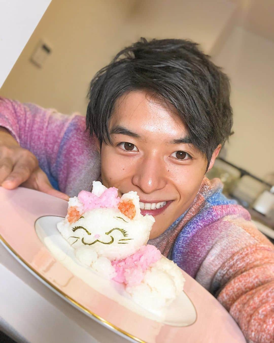 池田航さんのインスタグラム写真 - (池田航Instagram)「マリーちゃんおにぎりとツーショット❤🐈 Do you know ''Marry tyan''？？ ･ ･ #マリーちゃん  #マリーちゃんコーデ #マリーちゃんグッズ #マリーちゃん好き  #マリーちゃん好きな人と繋がりたい  ･ ･  #おうちのみんなを楽しませるために毎日LIVE実施中 #一緒に最高のおうち時間を過ごそう #おうち時間  #おうちの過ごし方  ･ ･ #小池知事メッセージ  #緊急事態処置実施中 #緊急事態宣言 #自宅待機   @tocho_covid19  東京都公式の緊急事態処置実施活動のアカウントが出来ているみたいです！ 日々変わっていく情報の中でより早くコロナウイルスの情報を教えてくれるみたい！ 東京都のみんなはチェックしてみて😌 ･ ･ YouTubeにて🔎KOHクッキング🔍で 動画投稿してます！ 【池田航】で検索してね❤ ･ ･ ･ 料理アカウントもよかったらフォローしてね✨☞@chef.koh ･ ･ #富山県 #富山 #オム男子 #鎧勇騎月兎 #池田航 #スパコマ #超コマ #食育インストラクター #調理師免許 #スーパーフードプランナー #歯並び #料理男子 #笑顔」2月8日 22時16分 - kohcooking