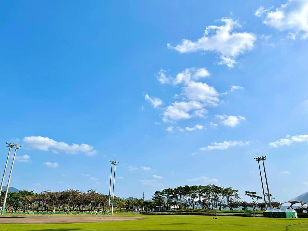 福田太郎のインスタグラム：「さらなる輝きを💎 ⠀ 今日も快晴の沖縄。青空を見上げたあとは 青々とした芝にも、目を移してみてください。 きっと、素敵な何かを見つけられるはずです☺️ ⠀ 自分に足りないのは『心』 切り替えるのには『もうちょっとかかる』 ⠀ 今年もファイターズでプレーしてくれます。 悔しさを超えて、海の向こう側にしっかり届く 眩いほどの輝きを放ってくれると信じています！ ⠀ #ハルキを探せ 🔎  👉見つけたらエールを送ってください☺️ ⠀ #西川遥輝 選手 もちろんシャトルラン１位🥇 みなさんは今年 #イチカラ 何を輝かせますか？ ⠀ #北海道日本ハムファイターズ  #01karat #ファイターズ #沖縄キャンプ #lovefighters  #HTB #イチモニ！#アナウンサー #福田太郎 キャンプで１番しんどいというシャトルラン後の一枚。」