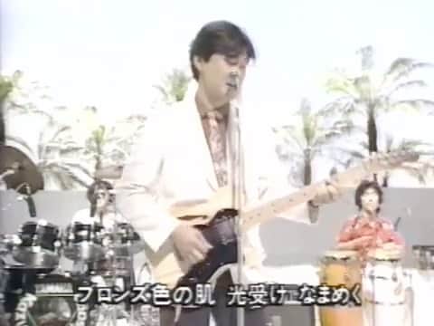 荒井 結生 Yuki Araiのインスタグラム：「「モンロー・ウォーク」南佳孝 (TV show 1980)  つま先立てて海へ モンロー・ウォークして行く いかした娘は誰？ ジャマイカあたりのステップで 眼で追う男たちを 無視して腰をひねり ブロンズ色の肌 光受けなまめく 昼下がりのざわめく浜辺 噂のうず巻き込む潮風  作詞:来生えつこ 作曲:南佳孝 編曲:坂本龍一」