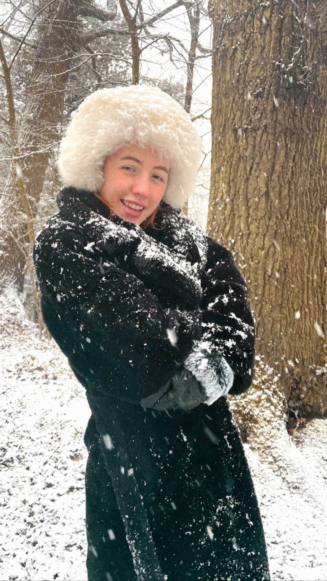 ベッキー・クルーエルのインスタグラム：「snow day in london 🌨」