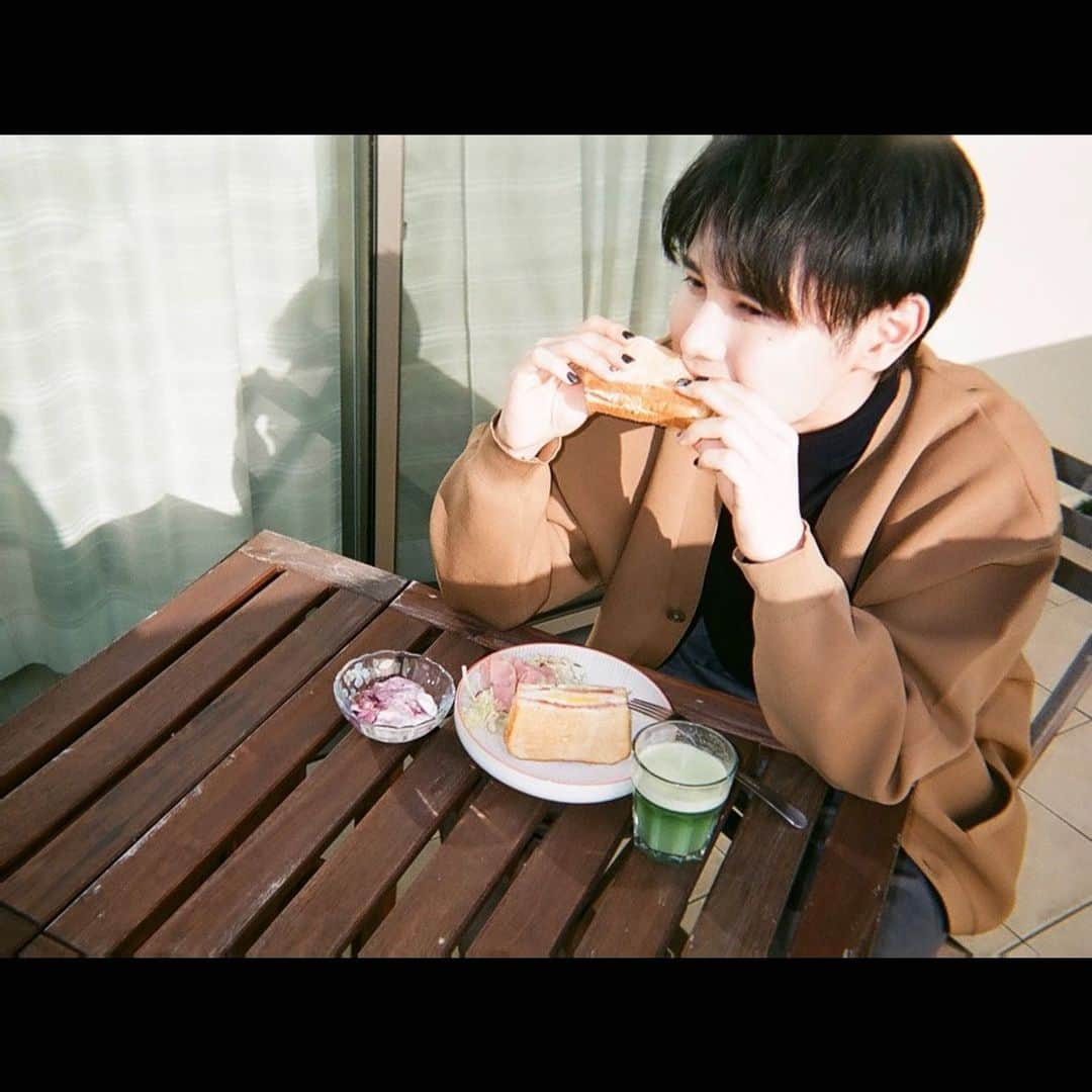 池添俊亮さんのインスタグラム写真 - (池添俊亮Instagram)「Attached is the film photo of me taken recently🦙  @discus_athletic_jp  @bt21_official  @bts.bighitofficial」2月8日 22時19分 - zoe_boy_0427