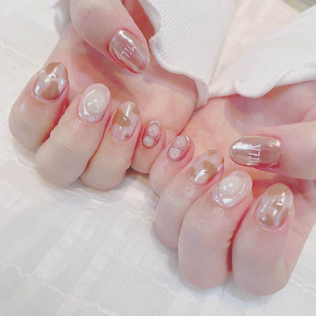 小倉月奏のインスタグラム：「♥︎ ・ ・ Lovl nail (@mitsu.lovl ) ・ 今回は年女なので牛柄です🐮 親指にはMILKっていれてもらった🍼 ふんわりしててお気に入り💓 ・ ・ ・ #lovlnail #nail #牛柄 #年女 #milk #milknail #ミルク #うし #ネイル」