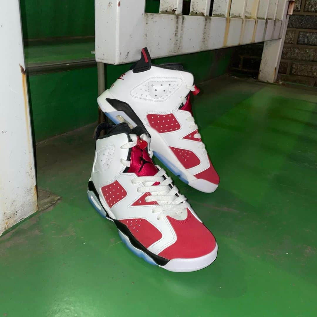 アトモスガールズ/atmos girlsさんのインスタグラム写真 - (アトモスガールズ/atmos girlsInstagram)「. 2/13(SAT)よりAIR JORDAN 6 "CARMINE" が待望のオリジナル仕様で復刻🔥 1991年に登場し今年で誕生30周年を迎える"AIR JORDAN 6(エア ジョーダン 6)"は"MICHAEL JORDAN(マイケル・ジョーダン)"が、初のNBA制覇時に着用したメモリアルモデルであり、その中でも最高傑作とされるのが、今回登場する通称"CARMINE(カーマイン)"と呼ばれるカラーリングです✨ジョーダンの背番号である“23”を模したとされるホワイトのオーバーレイとのコントラストが目を引くデザインとなっています🔥ヒールに刺繍された“NIKE AIR”ロゴはジョーダンファン待望のオリジナル仕様であり、誕生30周年に相応しい内容となっています🏀✨ 　　 　　　 　　 　　　  #atmos#atmospink#アトモス#アトモスピンク#スニーカー#スニーカー女子#NIKE#aj6#airjordan6#airjordan#nikesneakers #nikeshoes#ナイキ#ナイキスニーカー#エアジョーダン#ジョーダンスニーカー#ジョーダン6#マイケルジョーダン#バスケット#バスケシューズ#ジョーダン女子#カーマイン#carmine#スニーカーショップ#新作スニーカー#新作#👟#👟👟#🏀#バスケットボール」2月8日 22時21分 - atmos_pink_official