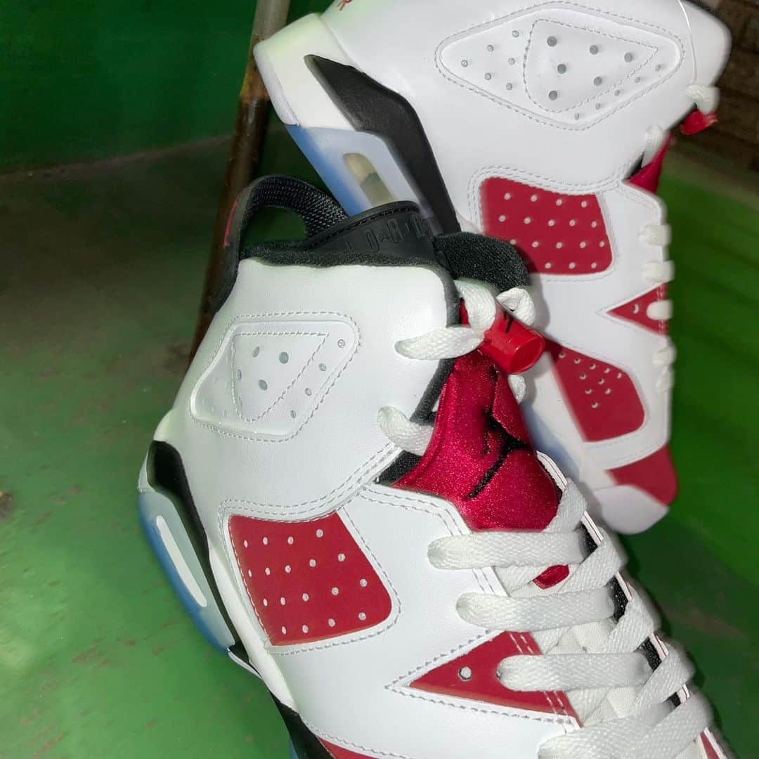 アトモスガールズ/atmos girlsさんのインスタグラム写真 - (アトモスガールズ/atmos girlsInstagram)「. 2/13(SAT)よりAIR JORDAN 6 "CARMINE" が待望のオリジナル仕様で復刻🔥 1991年に登場し今年で誕生30周年を迎える"AIR JORDAN 6(エア ジョーダン 6)"は"MICHAEL JORDAN(マイケル・ジョーダン)"が、初のNBA制覇時に着用したメモリアルモデルであり、その中でも最高傑作とされるのが、今回登場する通称"CARMINE(カーマイン)"と呼ばれるカラーリングです✨ジョーダンの背番号である“23”を模したとされるホワイトのオーバーレイとのコントラストが目を引くデザインとなっています🔥ヒールに刺繍された“NIKE AIR”ロゴはジョーダンファン待望のオリジナル仕様であり、誕生30周年に相応しい内容となっています🏀✨ 　　 　　　 　　 　　　  #atmos#atmospink#アトモス#アトモスピンク#スニーカー#スニーカー女子#NIKE#aj6#airjordan6#airjordan#nikesneakers #nikeshoes#ナイキ#ナイキスニーカー#エアジョーダン#ジョーダンスニーカー#ジョーダン6#マイケルジョーダン#バスケット#バスケシューズ#ジョーダン女子#カーマイン#carmine#スニーカーショップ#新作スニーカー#新作#👟#👟👟#🏀#バスケットボール」2月8日 22時21分 - atmos_pink_official