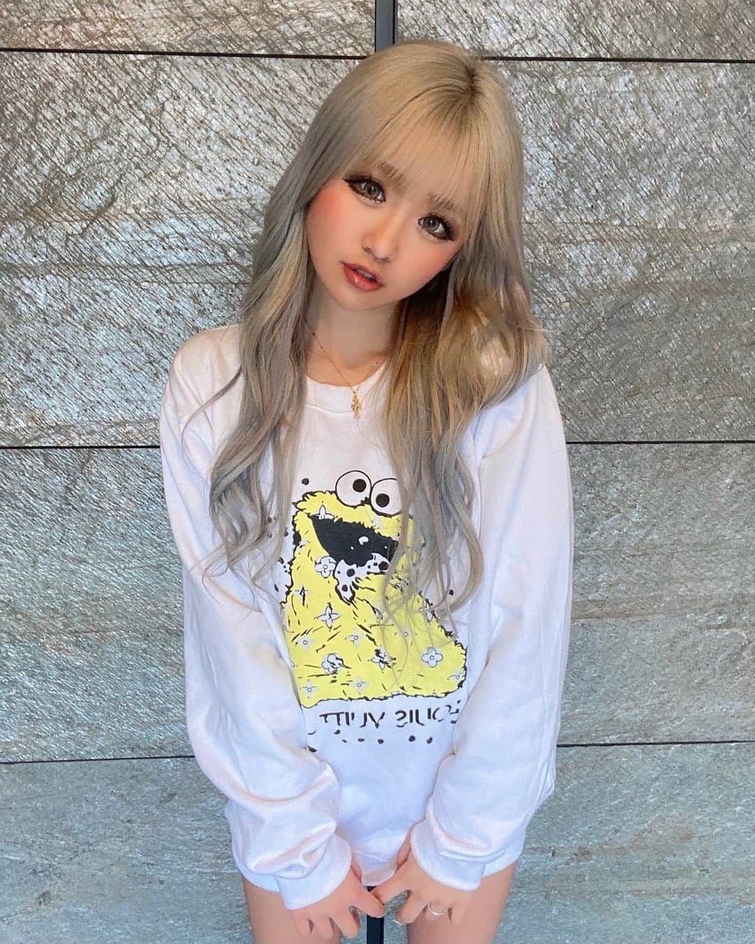 染谷リアナのインスタグラム：「・ @leysofficialstore のトレーナー🤍 ・ ・ 裏起毛でめっちゃあったかいし、デザイン鬼かわいいからめっちゃお気に入り💛 ・ ・ #leysofficialstore #gal #egg #instagood #instafashion #instalike」