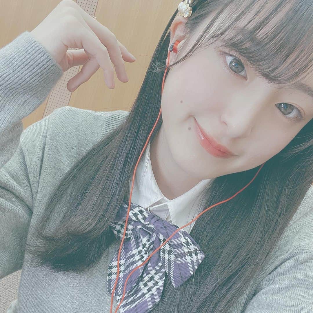 のインスタグラム：「🎀💜🏫 ・ 02lineの皆さん、学校あとちょっとな上にそんなに騒げないご時世だとは思うけど、しっかり思い出作ってね⭐ のちに大切な思い出、そしてその思い出がお仕事頑張れる力になってくれるはずです💫 楽しんで🥰✨🏫 ・ ・ ・ #学校行って人狼する人と友達になりたい #私の親友は学校で人狼しまくってるようです #学校生活  ・ ・ ・ ・ #akb48  #02line #02년생 #高3 #ljkの素敵な思い出 #02 #0203students」