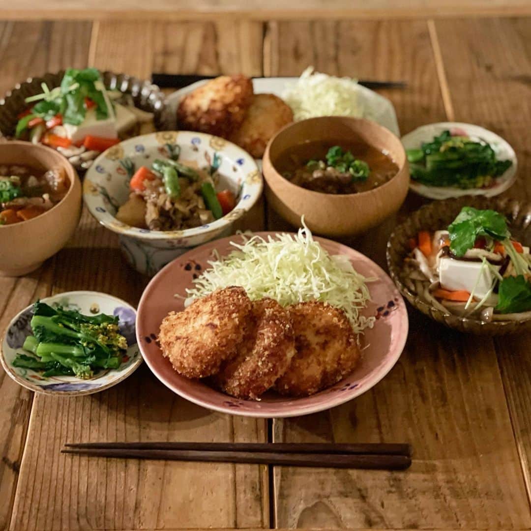 Atsukoのインスタグラム：「今日の晩ご飯 2021.02.08  エビクリームコロッケ 菜の花おひたし 肉じゃが(旦那のみ) 豆腐のきのこあんかけ モツ煮  昨日作ったエビクリームコロッケで晩御飯。 菜の花は職場の子から頂いたもの。 おいしかった❤️ 豆腐のキノコあんかけは、オレペに載ってたやつ。他にもサーランタン風とかエビと豆苗あんかけとか。味を変えて糖質オフしてみたいと思ってます。 まぁ揚げ物食べてたら同じだけど😭」