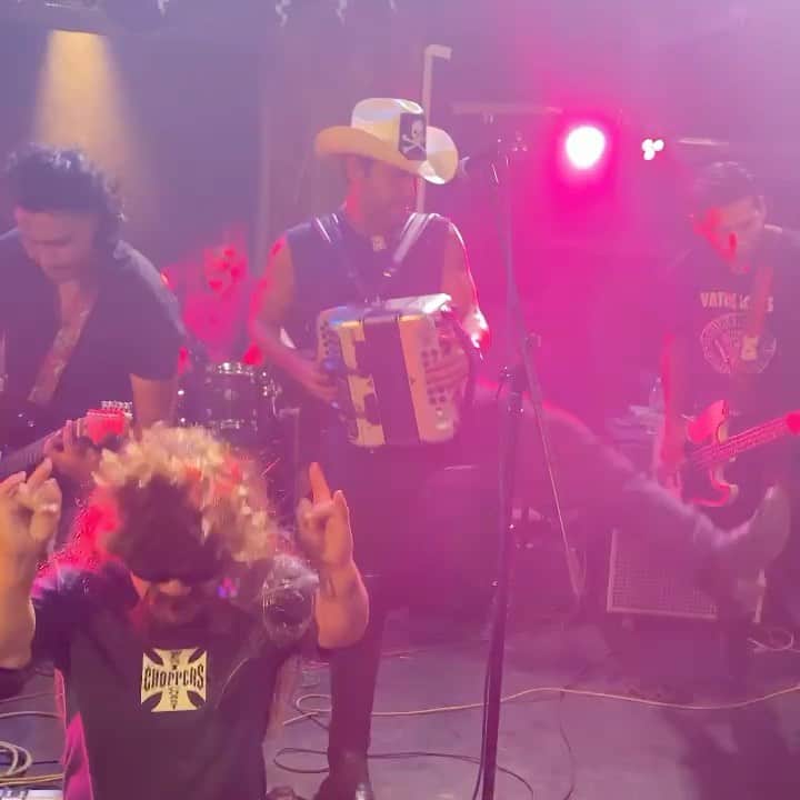 ウエストコーストチョッパーズのインスタグラム：「Escuchad a Hueros! Que solo os queda un episodio de @OfficialMonsterGarage Mira hoy en @discoveryplus   (El Musico 👉🏽 @pinataprotest )」