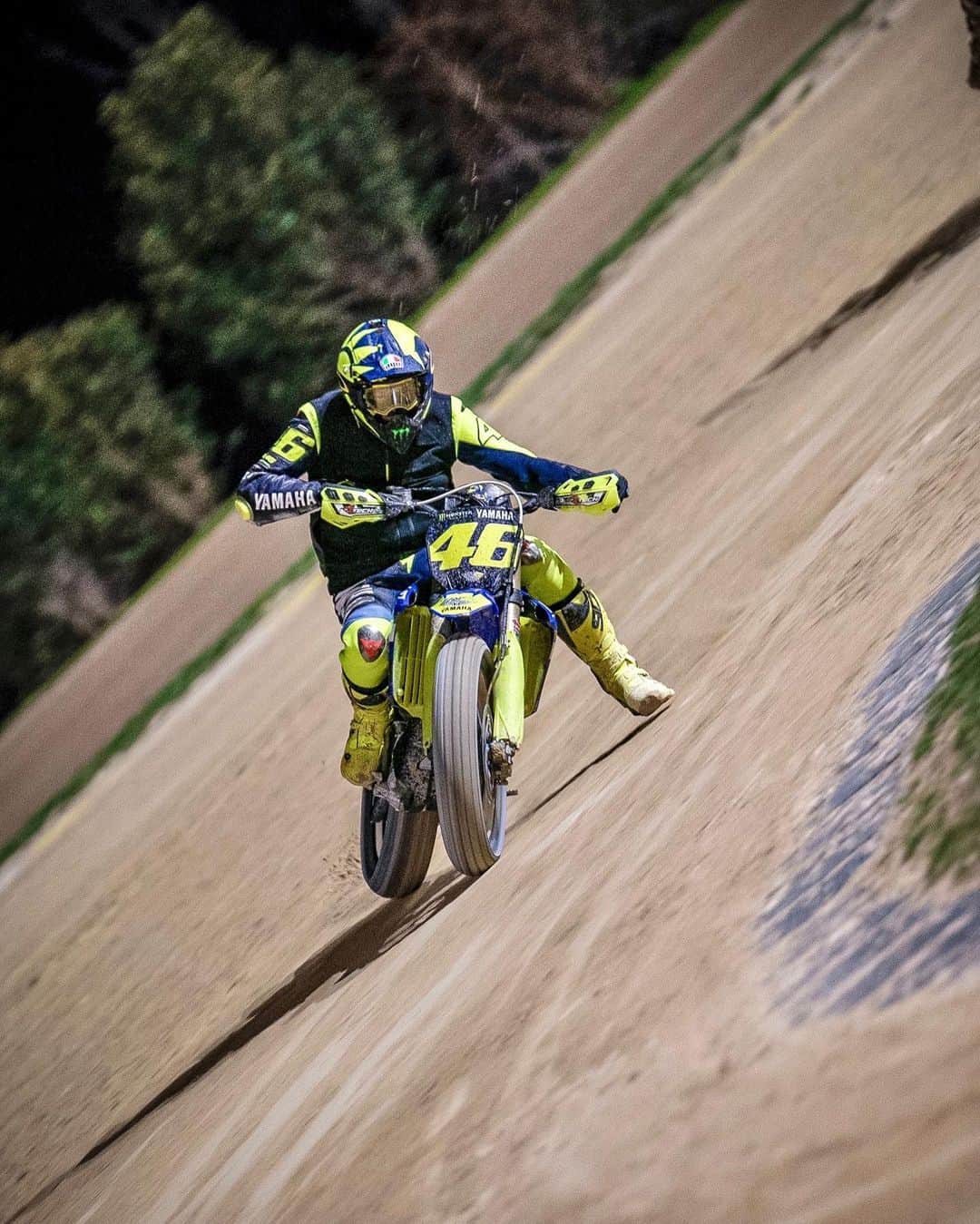バレンティーノ・ロッシのインスタグラム：「“Dirty dancing” Training at the Ranch 📸 @camilss」