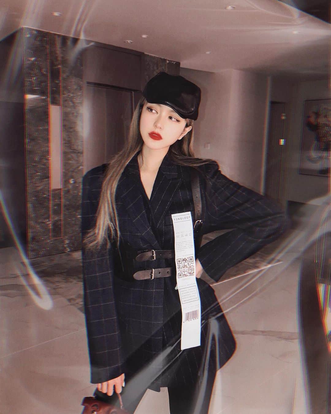 Grace Chowのインスタグラム：「今天收到了来自 @y3nology_uk 送给我的礼物 这些衣服特别有意思所以我专门拍了一组照片～它们为了减少碳排放，节省多余的工序和成本，将item信息以QR code的形式跟每一件衣服绑定在一起，打开相机扫码识别可以跳转到https://www.y3nology.com，能直接显示出我的名字GRACE CHOW！ 相关的还有3个代表性的keywords：CHIC, UNIQUE, FEMININE！是属于我的～独一无二的衣服耶✌️#y3nology」