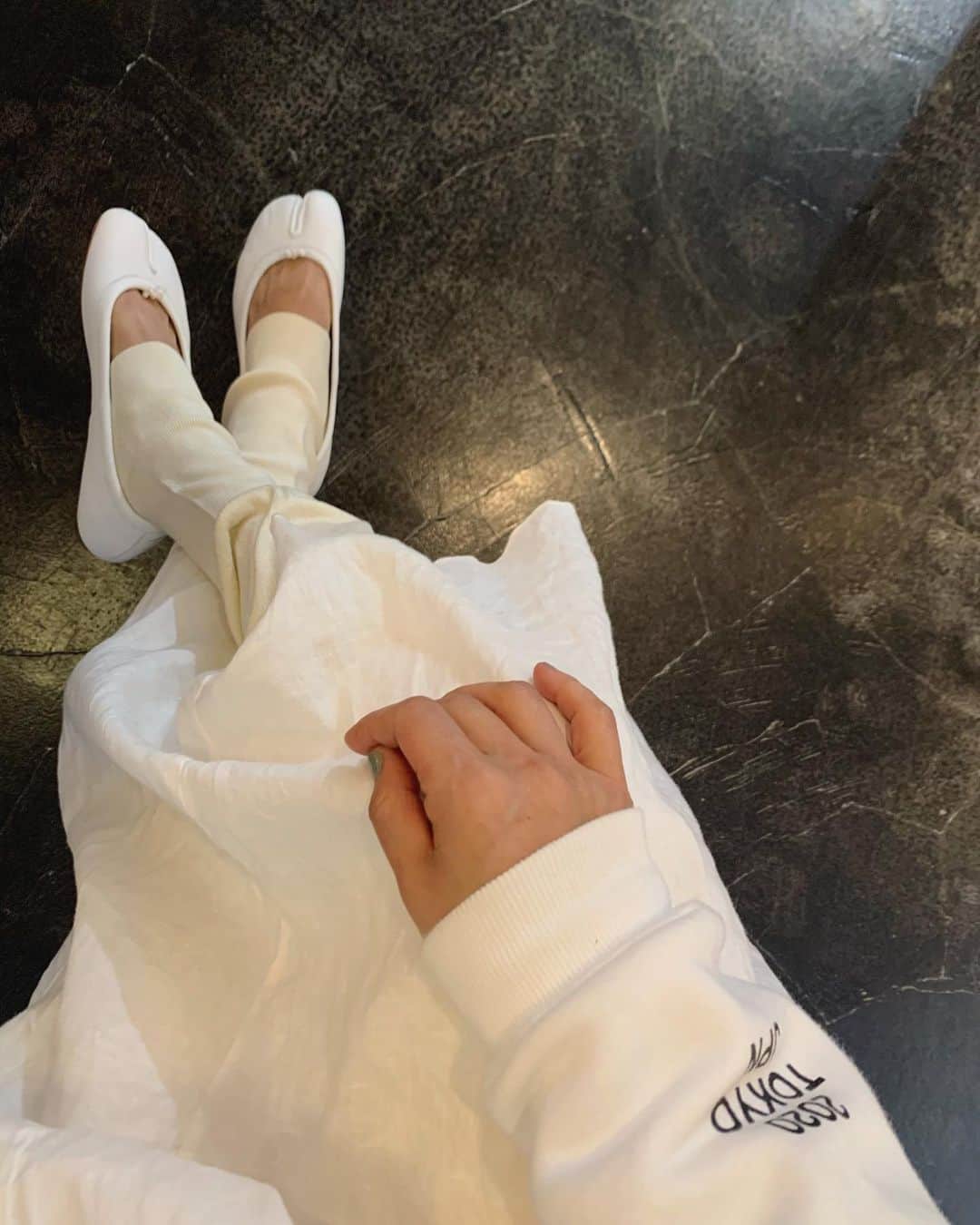 早坂香須子さんのインスタグラム写真 - (早坂香須子Instagram)「全身白コーデが好きです。  でも全身真っ白だとナースコスプレになるんですよ、私。ほんの3年しか病院にいなかったのに。（あ、でも派遣ナースのアルバイトを入れるももう数年あるか）  それが、白の中にニュアンス違いを入れるとファッションとして成立するのです。  濁りのない白の中に、真珠色のような肌馴染みの良い色を入れてあげる。  それにしてもシルクは気持ちが良いです。  こちらはM-Lサイズを着用していて、私には少し大きいけれど、ゆったり履きたい方にはこちらもありだなぁと思います。  詳しいサイズも12日の受注サイトオープンまでお待ち下さい。  ほんと、ギリギリまで調整していて、12日に間に合うか、ドキドキしてます。  #佐藤繊維と早坂香須子 #佐藤繊維とシルクインナー #シルクインナー #シルクハラマキロングレギンス #夏も#冷えとり #真珠色#pearl  #シルクに包まれる歓び」2月8日 22時33分 - kazukovalentine