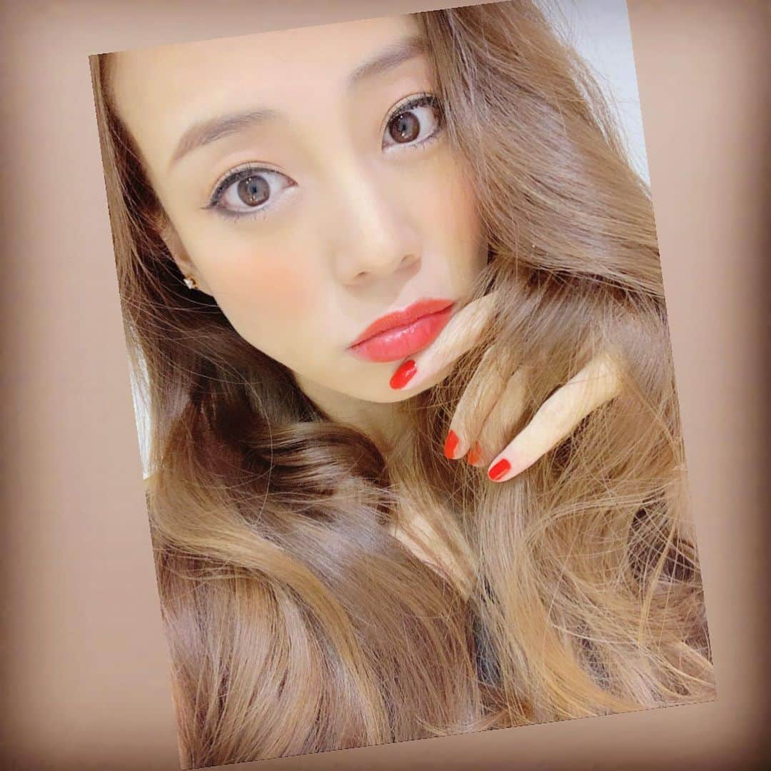 あびる優さんのインスタグラム写真 - (あびる優Instagram)「春っぽい、明るい赤リップと赤ネイルで気分アゲ❣️😛  しかし、花粉辛いねー🤧😷💦  　 #makeup#make#hairstyle#haircolor#hairmake#selfie#red#💄#メイク#メイクアップ#ヘアー#ヘアメイク#ヘアカラー#赤リップ#❤️」2月8日 22時34分 - yuabiru74