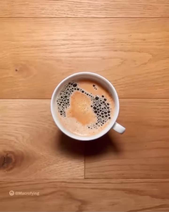 ナタリア・ヴォディアノヴァのインスタグラム：「Nothing like a good cup of coffee to put things in perspective 🤪☕️❤️❤️ How do you take yours?  Zoom by @macrofying . . . . Ничто так не открывает глаза на ситуацию, как чашечка хорошего кофе. 🤪☕️❤️❤️ А какой кофе предпочитаете вы? Макро-съемка от @macrofying」