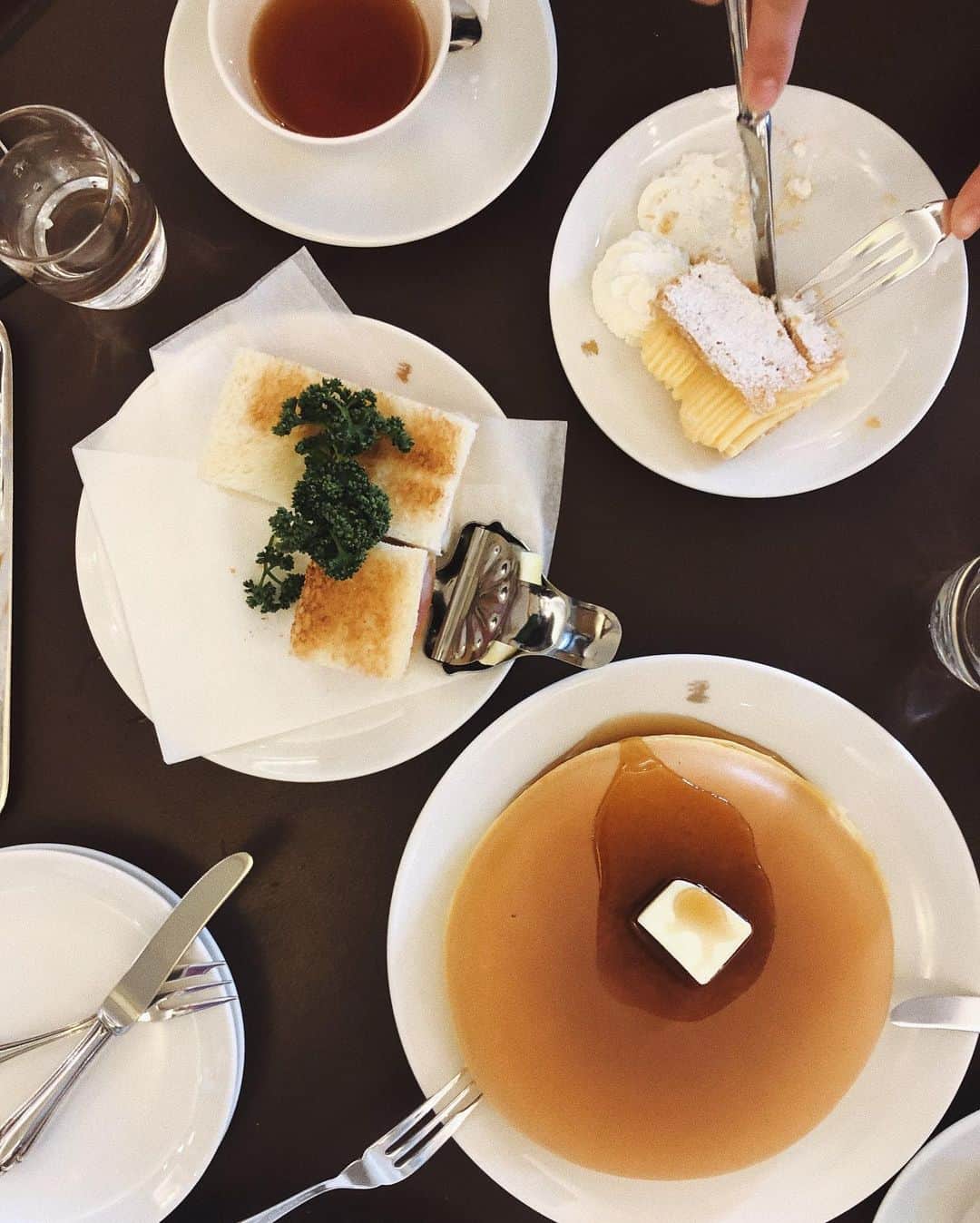 陣内勇人のインスタグラム：「#東京J物語  パンケーキよりホットケーキ派。 そして トーストハムサンドにレモンを絞る乙さ。」
