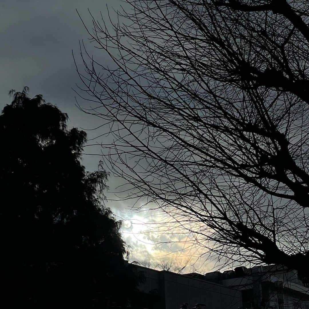 村田沙耶香のインスタグラム：「夕方、眼医者さんの帰り道、曇っている空の一部分だけが光っていました。」