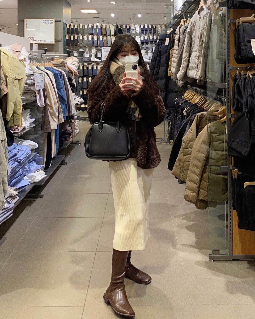 河﨑莉奈のインスタグラム：「今日は少し寒かったので マフラーしてお出かけしました🧣🤎 最近は、ブラウンベージュ系のお洋服が落ち着くなぁ🐻🍩🍫  @berin__official   バックとブーツは2月10日から @berin__official で発売開始します🤎」