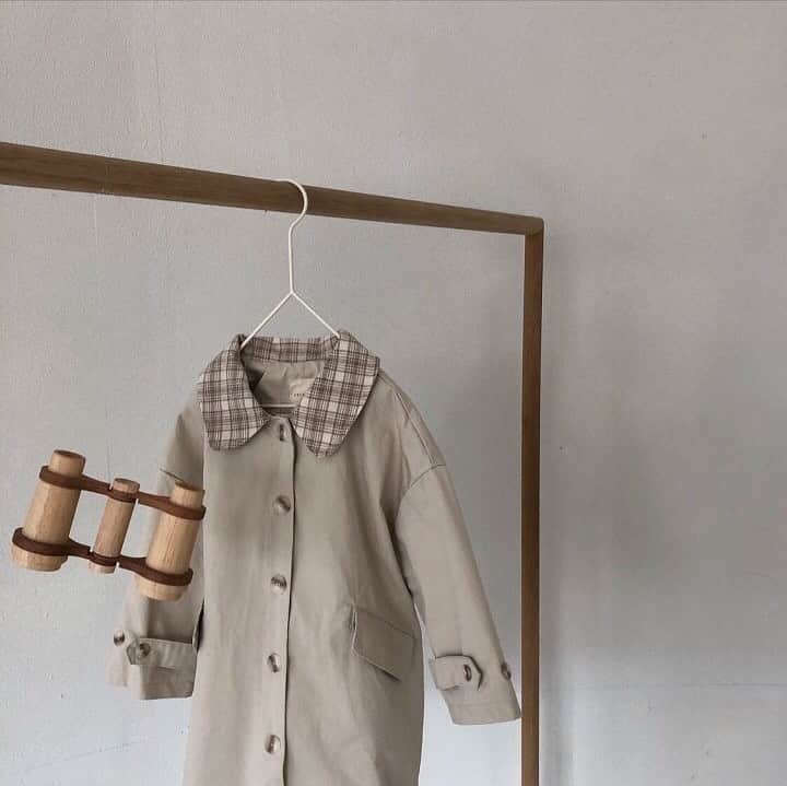 子供服CHIMOMEのインスタグラム：「➤➤ Infomation . . . 本日アップの新商品 ￣￣￣￣￣￣￣￣￣￣￣￣￣￣﻿ ・チェスタートレンチ ・バケットハット . . ➤ CHIMOME ➤ https://Chimome.com . .」