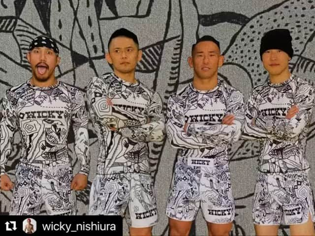 山本アーセンのインスタグラム：「#Repost @wicky_nishiura with @make_repost ・・・ THE RING RUSH-GUARD and THE RING SHORTS  明日19時から発売開始します！  https://wickyart.shop  よろしくお願いします！  #西浦ウィッキー聡生 #ring #rushguard #shorts #mma #trainingwear  #高橋遼伍 #山本アーセン#スソン #拡散希望」