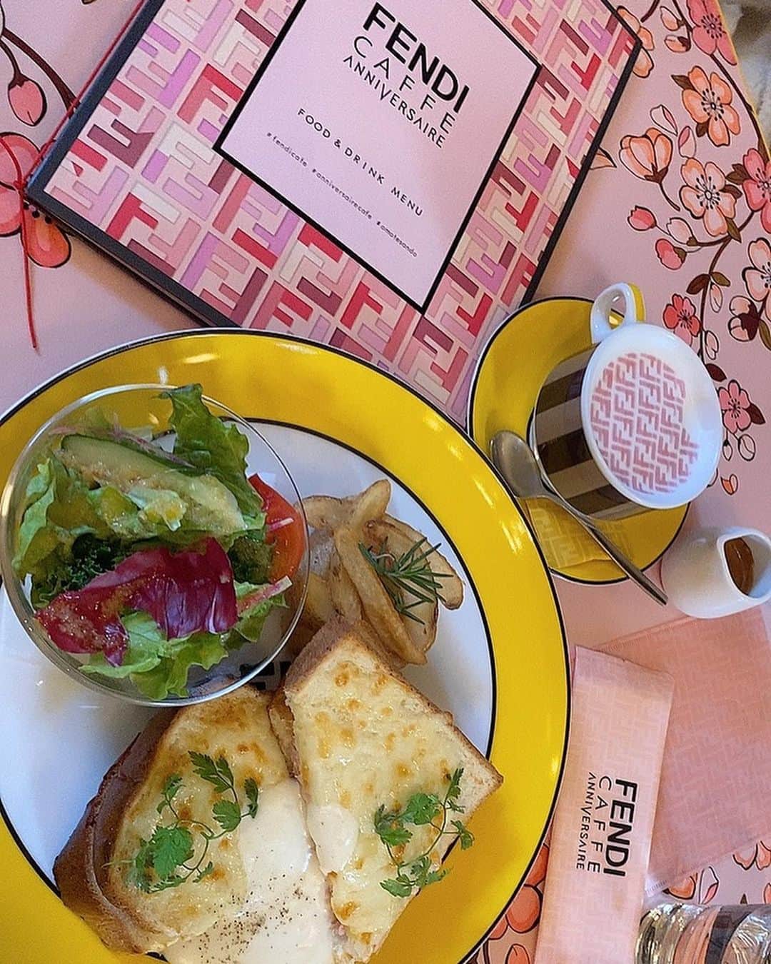 のインスタグラム：「母みえこっちとFENDI CAFE 駆け込み🏃‍♂️﻿ ﻿ ﻿ いつも行列のイメージだったけど、夕方通り掛かったら偶然空いてて、﻿ お席選ばなければすぐご案内できますよってお声がけいただき🙇‍♀️我らはどこでも座れればいいですねん🙇‍♀️謝謝 ﻿ ﻿ せっかくのおしゃカフェなのにすっぴんパジャマだったので映え写真撮れず😖﻿ こんなにインスタ映えにハマってるのに😖（今更）﻿ ﻿ ﻿ そしておフェンディのマスクケースもいただき、母ホクホク😊 きっと彼女は一生使うでしょう😊﻿」