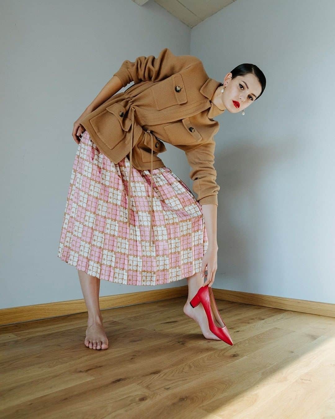 ミラショーンのインスタグラム：「Red shoes and logo skirt. ⠀ ⠀ ⠀ #milaschon #redshoes #logo #skirt #cameljacket #pinkskirt #pinkandcamel」