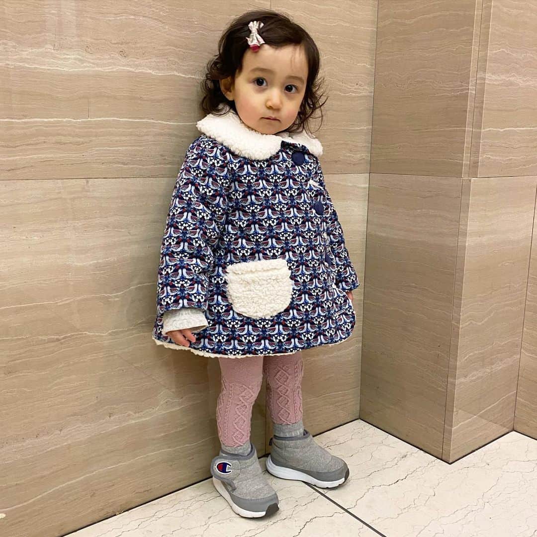 佐々麻梨江のインスタグラム：「珍しくヘアピンをずっとつけててくれた日。 コート着ようねって言うと自分でお気に入りを持ってくるけど、今日は「じいじ、じいじ」って言いながら、じいじに買ってもらったコートを持ってきた🤭 * * * そんなこと言ったらじいじデパートで散財しますわ😘✨ * * *  ダディや先生にもかわいいって言われるのが嬉しくて「かわいい💕」待ちをしてるべべ。言われたらくねくねしてる😱 ほんと女の子っておませさん😂 * * *  どこのエレベーターのっても写真とってと壁に寄りかかり、自分がある程度撮られたら「ママ」ってママにポージングさせて見る。 そしてまた壁寄りかかりそのポージングの真似をする... 言葉が理解できて言葉のみの指示で動けるようになり楽になった反面、嫌なときの譲れない心も育ち「はぁ💨」も増えた... 本格的なイヤイヤ期までにべべがもっと言葉で伝えられるようになったら楽なイヤイヤ期になれる！って先生にきいたけど、果たして間に合うのか。。。 楽な育児なんてないってわかりつつも期待してしまう...😂  * * *  #18monthsold #1歳6ヶ月 #oneyearold #女の子ベビー  #令和元年ベビー  #babygirl  #babystagram  #赤ちゃんのいる暮らし  #赤ちゃんのいる生活  #女の子ママ #ママライフ #babyandmommy  #👶  #아가 #senceofwonder  #kidswear」