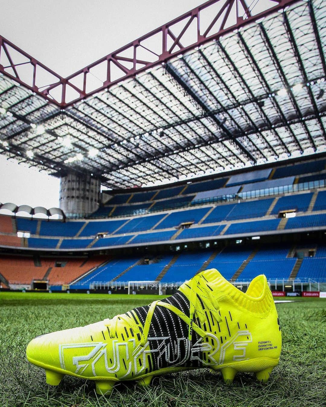 PUMA Footballさんのインスタグラム写真 - (PUMA FootballInstagram)「FUTURE Z on tour 🚀  Which stadium of the FAM would you like to visit?」2月8日 23時05分 - pumafootball