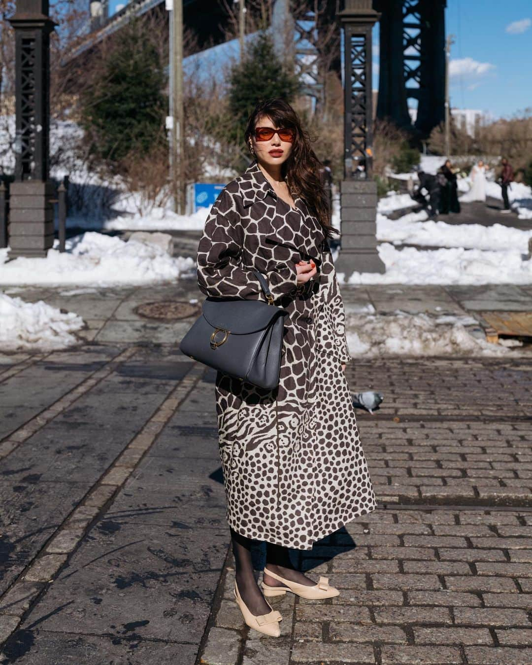 ナタリー・スアレスさんのインスタグラム写真 - (ナタリー・スアレスInstagram)「The @ferragamo Gancini bag has swept me off my feet this Valentine's Day. I am celebrating all the love within me by treating myself to a luxurious piece to complete my Salvatore Ferragamo look. This bag is a powerful piece to accompany me through this crazy ride called life. I can't wait to take you around the world with me, Gancini, the day I can start seeing the world again. #FerragamoValentinesDay #PatchworkofLove #ad」2月8日 23時06分 - natalieoffduty