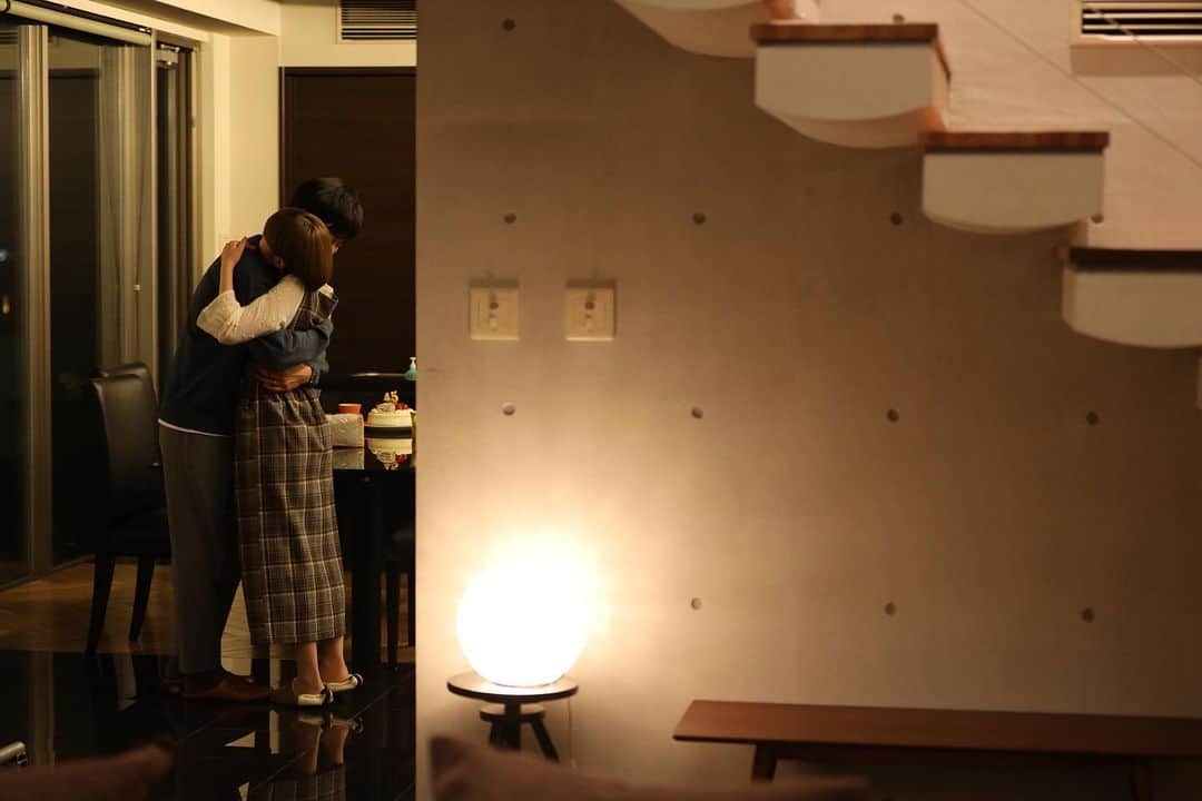 「年の差婚」ドラマイズム【公式】のインスタグラム：「. ／ ‧✧̣̇‧#年の差婚‧✧̣̇‧ いよいよ明日❣️ 最終回放送🥺🥺⚡️ ＼  といいつつ...  #cbcテレビ では この後25:29〜放送スタート🥰💗  #ほっこりキュン で、 むぎゅぅうううううな一枚を📸♡  7話配信中です☟✨ https://tver.jp/corner/f0066623  DVD予約受付中です📀☟✨ https://www.amazon.co.jp/%E5%B9%B4%E3%81%AE%E5%B7%AE%E5%A9%9A-DVD-BOX-%E8%91%B5%E3%82%8F%E3%81%8B%E3%81%AA/dp/B08VF73MG9  #葵わかな #竹財輝之助 #松本若菜 #小野寺晃良 #吉野北人 #河井青葉 #徳井優  #吹越満 #原因は自分にある。 #hankun  #女装 #女装男子 #ショーンキュン」