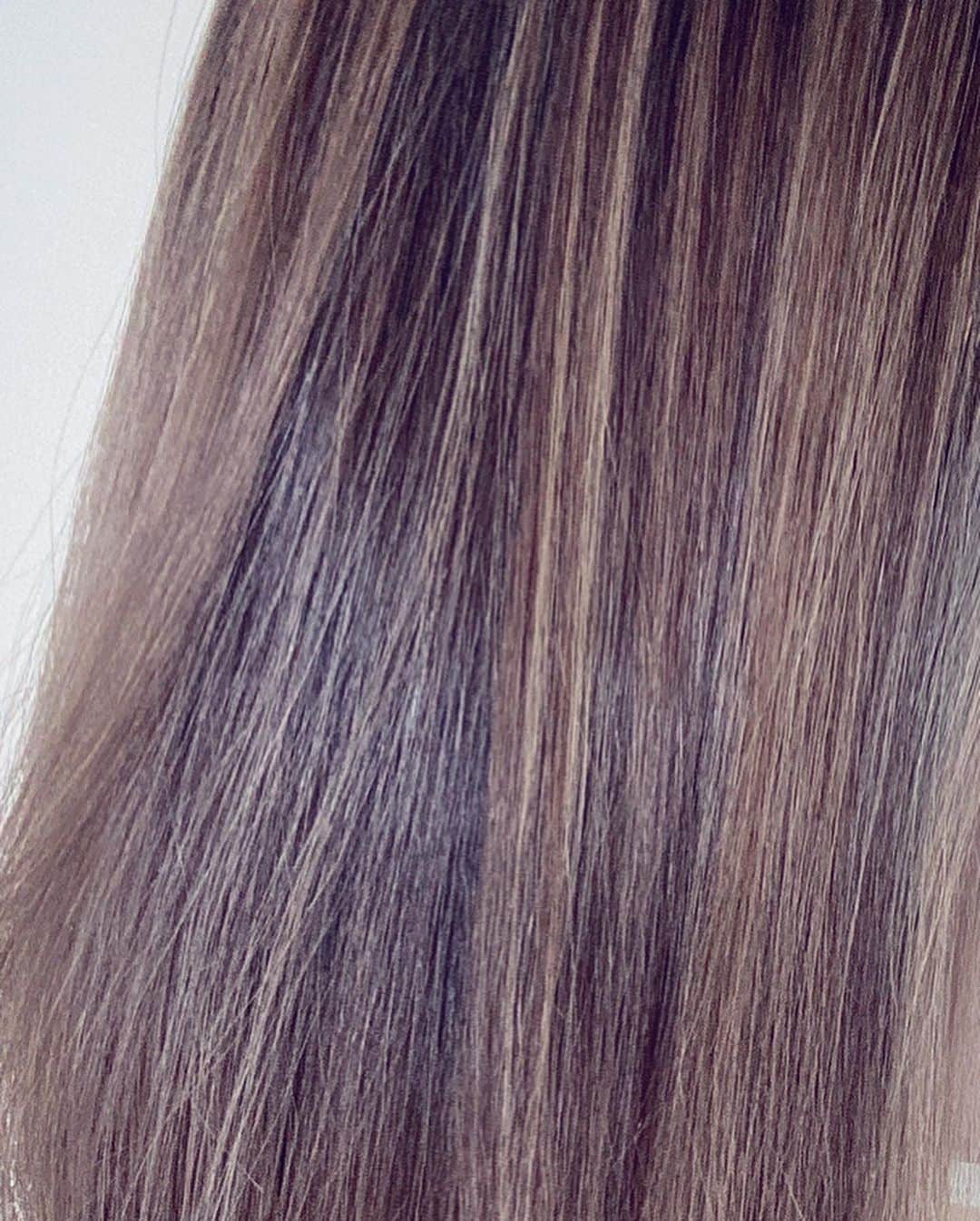 鈴木絢子さんのインスタグラム写真 - (鈴木絢子Instagram)「・ ・ 【春カラー🌸】 立春が過ぎたので、髪色も春カラーにチェンジ✂︎ 引き続きリモートワークな毎日のために、 顔周りが明るく見える明髪に🤗✨ ・ フェイスフレーミングカラーと春らしい定番カラー、 アッシュにラベンダーをミックス🍠 細かいハイライトでストレートヘアでも動きのある後ろ髪になりました💇‍♀️ ・ ホームケアは紫シャンプーのおかげで色もちは抜群✨ 先日クリニックの打ち合わせでいただいた幹細胞シャンプーで、四十路に向けて美髪ケアに努めたいと思います✊ ・ ・ ・ #髪色チェンジ #フェイスフレーミングカラー #フェイスフレーミング #インナーカラー #ハイライト #流行 #美容 #ヘアカラー #ホリスティックカラー #アディクシーカラー #ケアブリーチ #マスク映え #マスクヘア #幹細胞シャンプー #ホームケア #ミストバング #ムラシャン #ラベンダーベージュ #faceframingcolor #innercollar」2月8日 23時07分 - ayako_suzuki810