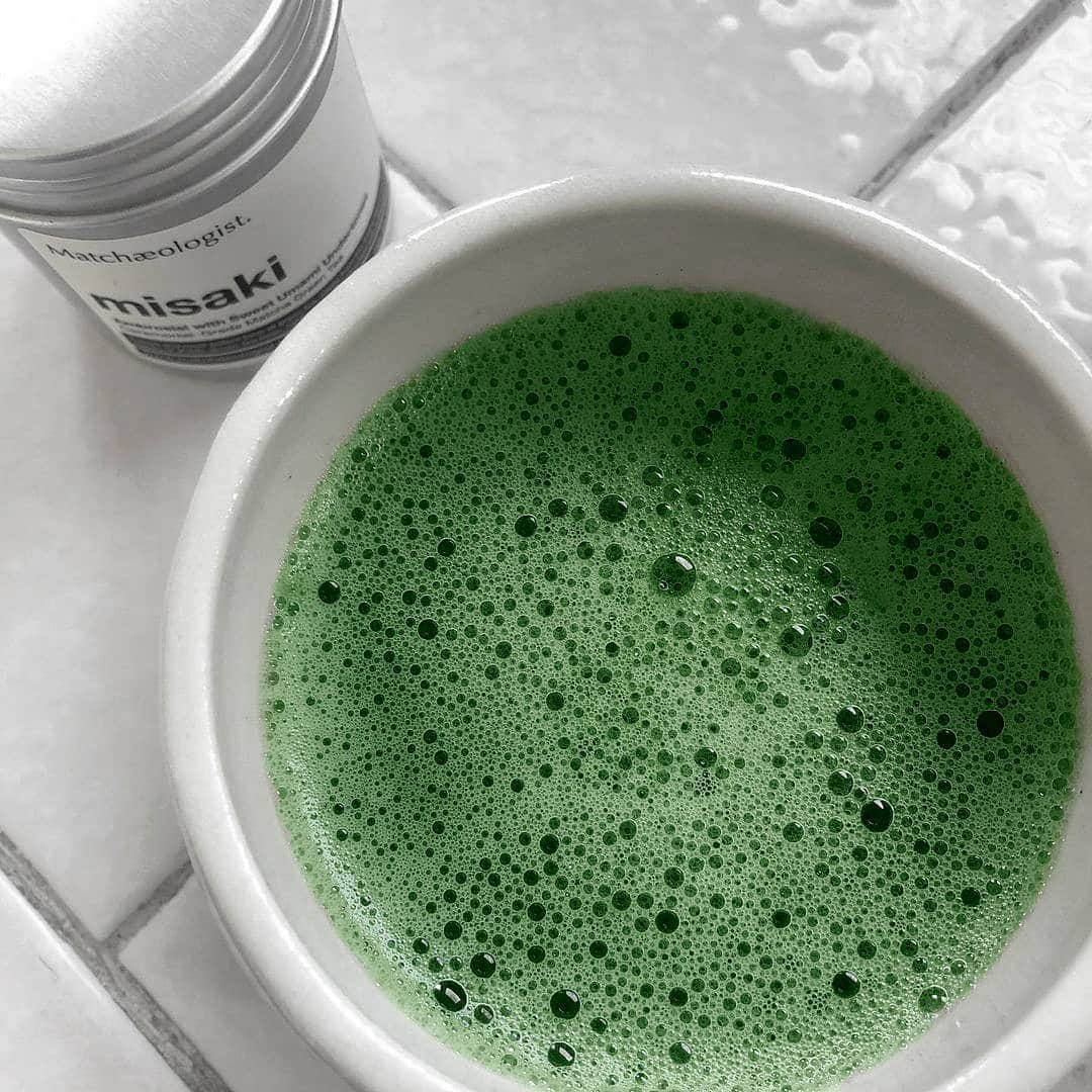 Matchæologist®のインスタグラム：「‘The best thing to hold onto in life is each other." — Audrey Hepburn. 💚 To celebrate Valentine’s Day, we’re pleased to offer a special 15% Discount Site-Wide. Treat your loved ones with a gift of health — #Matcha.  Apply discount code ‘MYMATCHAVALENTINE’ upon checkout for a 15% OFF Site-Wide — valid until midnight on Wednesday, 10th February ONLY! 🎉 . It’s the little things such as this beautiful #MatchaMoment that make life much happier! 🙏 Special thanks to @tabbysmorningpost for sharing with us a capture of this gorgeous brewing of our 🌿 Misaki™ Ceremonial Matcha. . Help your loved ones begin a daily #MatchaRitual 🙏 and indulge in all the health benefits and the captivating taste our artisanal matcha has to offer! Choose ceremonial matcha if they love a warm cup of tea 🍵 or culinary matcha if they love delicious matcha desserts 🍰. . As always, cherish life with the people you love the most. Don’t wait — make memories TODAY! 💚 . **Depending on the shipping destination, please note that we cannot guarantee that your order will arrive by Valentine's Day. . 👉 Click the link in our bio @Matchaeologist . Matchæologist® #Matchaeologist Matchaeologist.com」