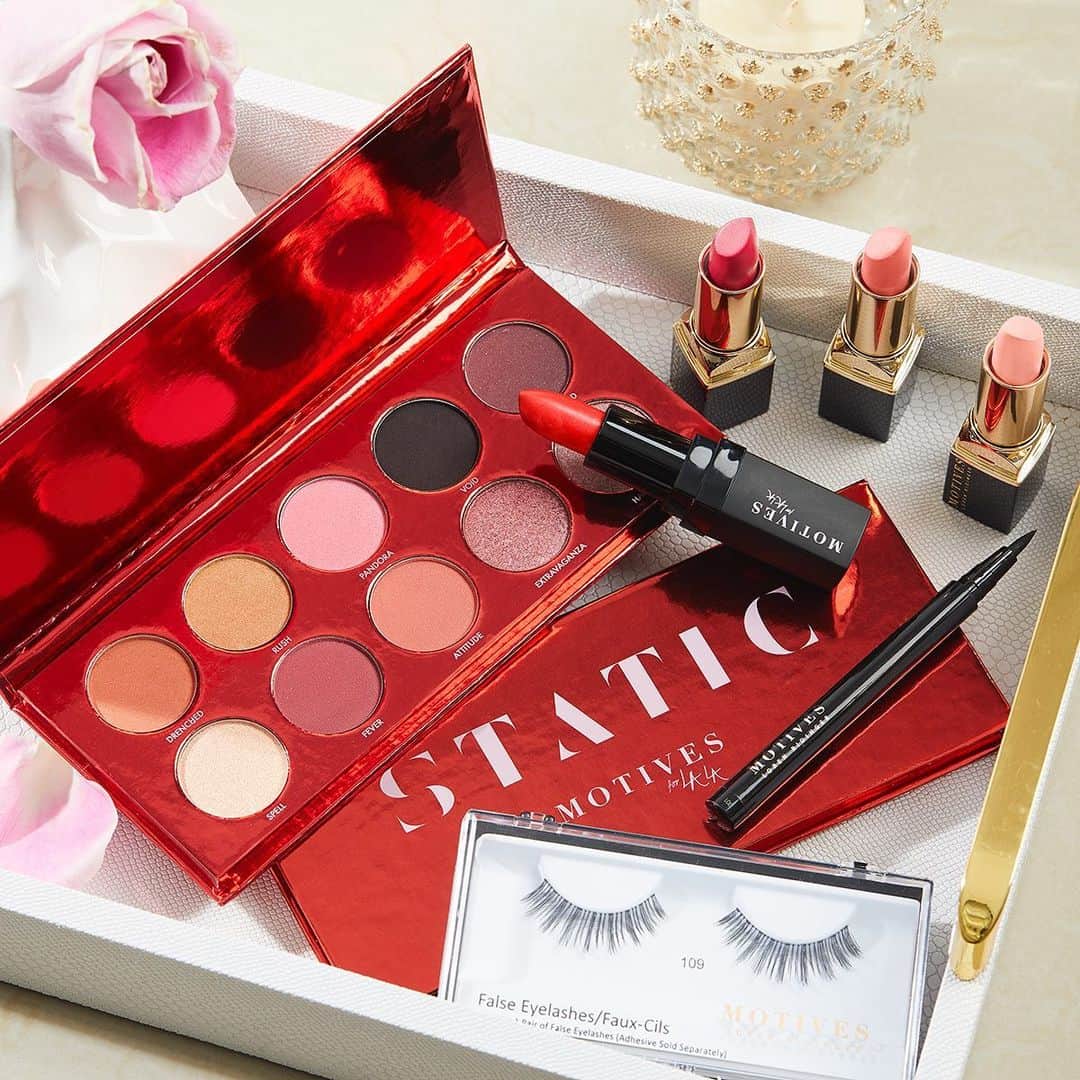 Motives Cosmeticsのインスタグラム：「Take yourself on a date or invite your friends for an early galentine’s to tonight’s VIP Beauty Lounge! 💋RSVP at the link in bio.   We’ll be joined by Celebrity MUA, Song Lopez, to learn a glam look to celebrate the month of love. 🖤」