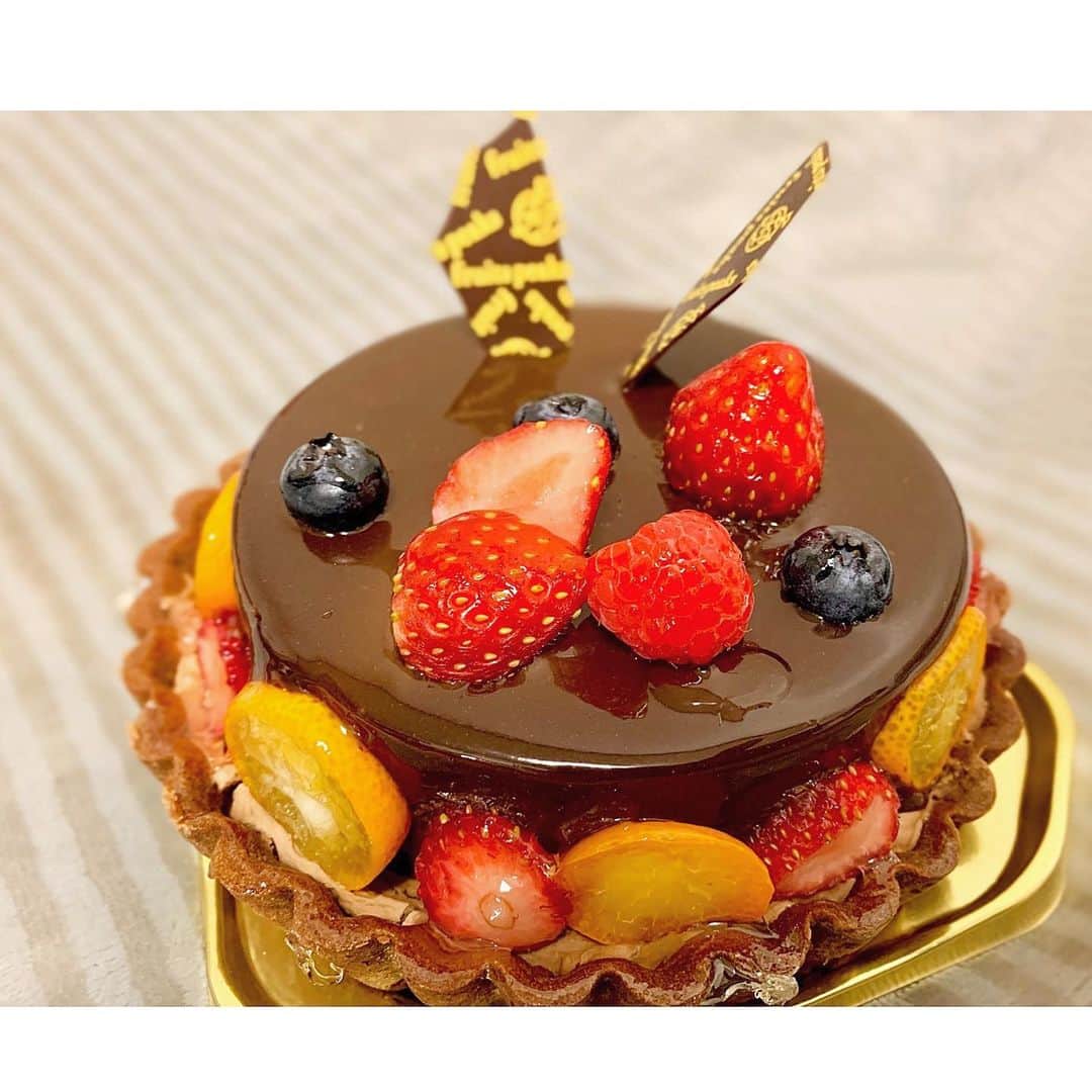 上村彩子のインスタグラム：「お誕生日でした🎉 . たくさんのお誕生日メッセージありがとうございました✨ 色々な方からご連絡をいただいて コロナ禍でなかなか会えない中で 繋がることが出来ていることが 嬉しいなぁと改めて感じました☺️ . このチョコケーキ！ 一目惚れしたやつです！！ イチゴとオレンジが周りに飾られていて 見た目も可愛い😍💕 . どんな年になるかわからないけど 楽しい年になりますように✨」