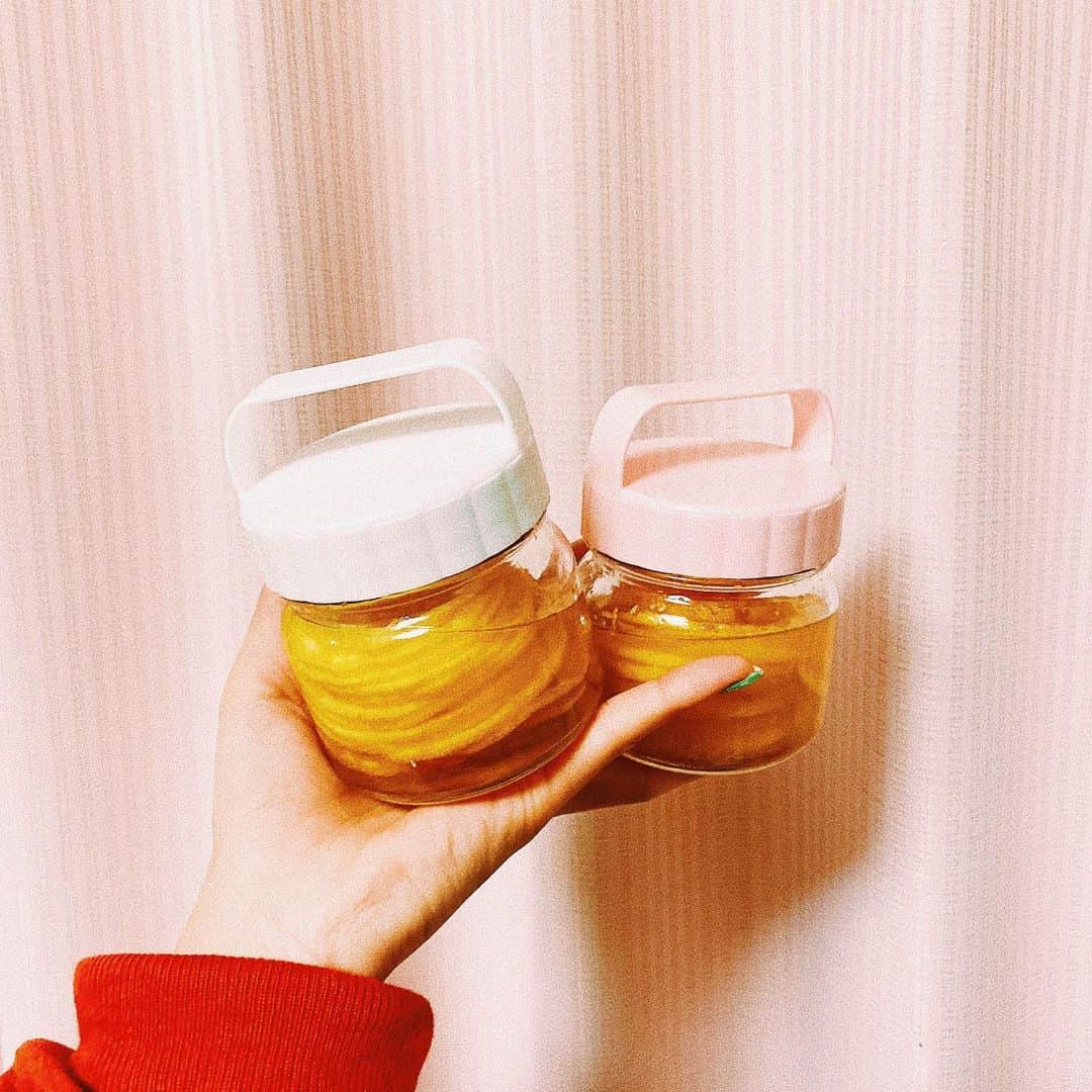 滝口成美のインスタグラム：「お母さんから届いたハチミツ🍯で はちみつレモン漬け🍋 右側が生姜入りで免疫UP🌈  #はちみつレモン」