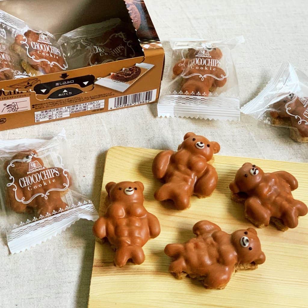 Ranさんのインスタグラム写真 - (RanInstagram)「. . . 数日前から頭の中にずっとあった、 筋肉くまのお菓子イメージ（pic 3,4枚目）を、 具現化してみました。  クッキーの上に筋肉くまのチョコがのっていて、アルフォートみたいなやつ😝  箱と小袋は、家にあった森永チョコチップクッキーのパッケージをお借りしました🙏  こんなお菓子がスーパーやコンビニにあったらどうしましょ〜😍😍  . . . . #cookies #cooking #homemade #chocolate #chocolatecookies #chocolatelover #valentine #sweets #bear #muscle #muscletraining #bodymake #bodymake #training #お菓子 #クッキー #チョコクッキー #チョコレート  #バレンタイン #筋肉くま #筋肉くまパン #筋肉 #マッスル #筋肉男子 #筋肉女子 #筋肉飯 #腹筋女子  #森永製菓 #コンビニお菓子 #konel #手作りおやつ」2月8日 23時23分 - konel_bread