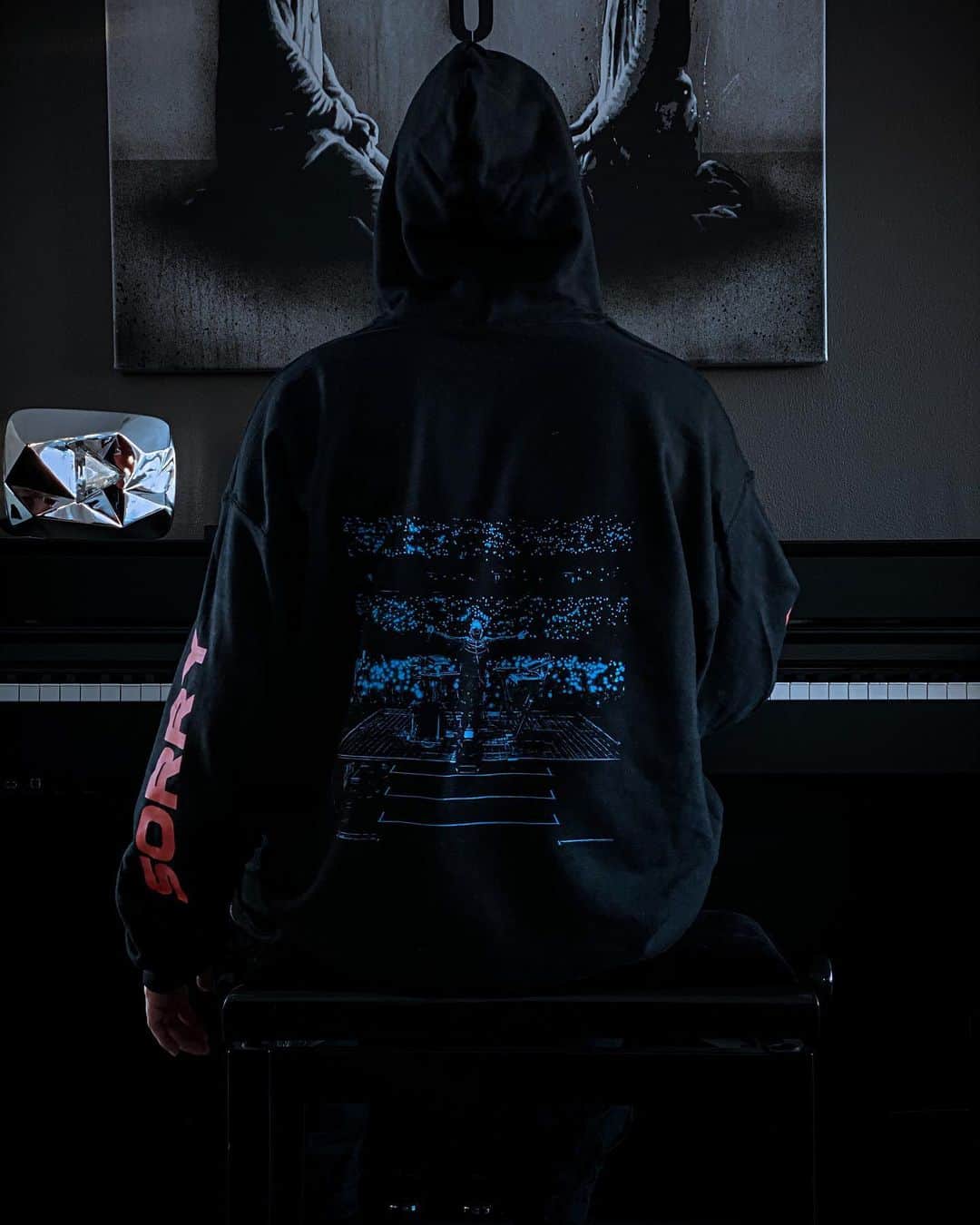 アラン・ウォーカーのインスタグラム：「Will be giving out some FREE merch during the gaming livestream on my @youtube channel today. Make sure you tune in at 20:00 CET 🔥」