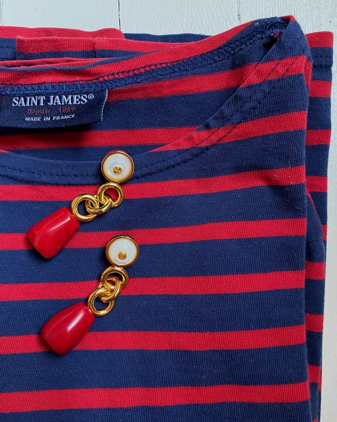 リジー フォルトゥナートのインスタグラム：「Make a statement an easy classic. Dressing down the Eden earrings with sailor ⛵️ stripes on this sunny Monday ☀️What are you wearing for Valentine's Day ? ❤️⠀⠀⠀⠀⠀⠀⠀⠀⠀ #lizziefortunato」